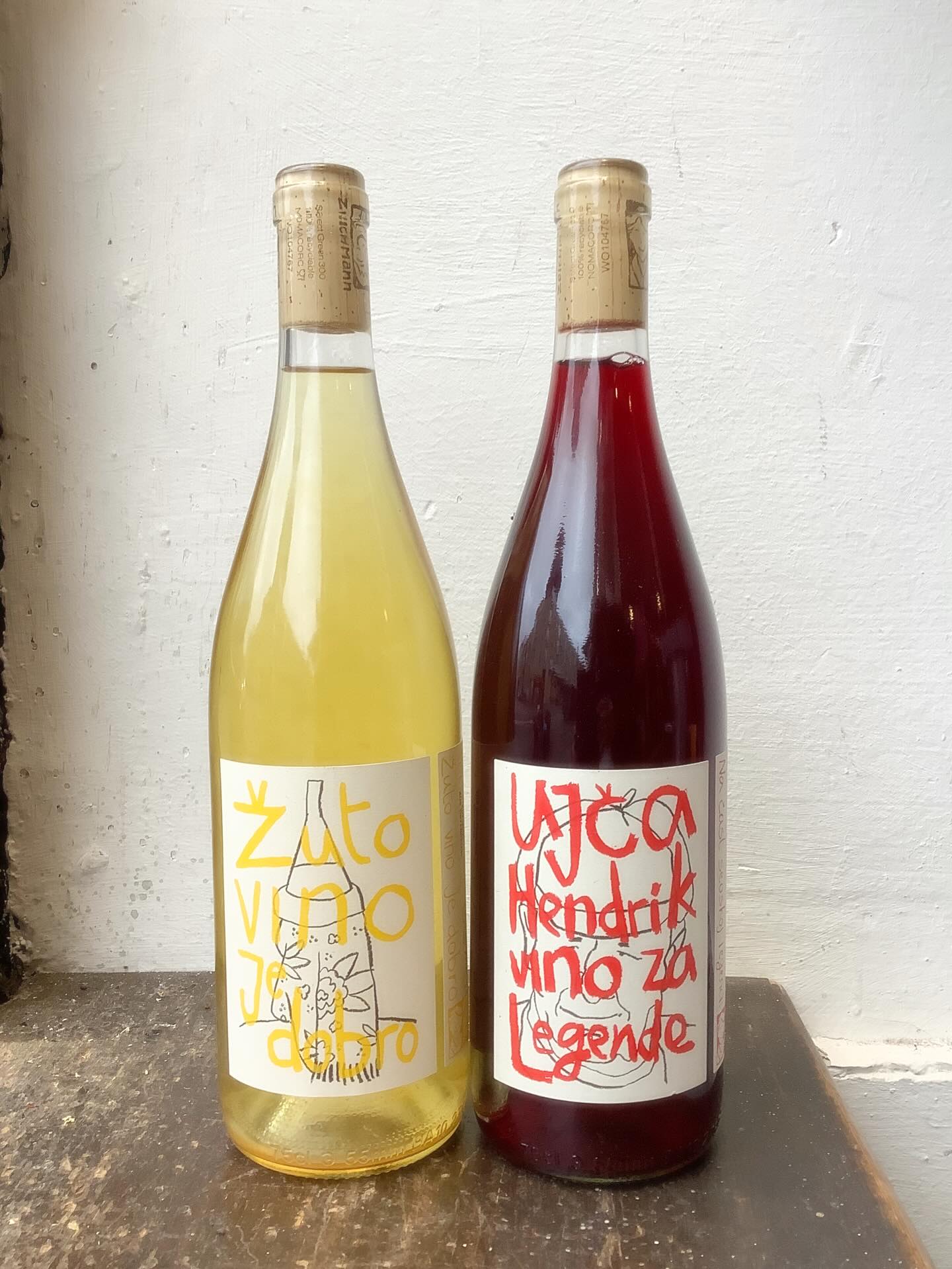 Meet two wines from Luka Zeichmann, making vibrant wines brimming with character in a magical corner of Burgenland, Austria ✨
Žuto Vino Je Dobro 2023 – A textured, juicy Chardonnay–Welschriesling with subtle skin contact and old-barrel depth, spicy and leaving you wanting more, more, MORE!!!
Ujča Hendrik 2023 – A playful, light red from a mixed field blend of Blaufränkisch, Zweigelt and more, crunchy, juicy, and full of Luka’s signature freshness and energy.