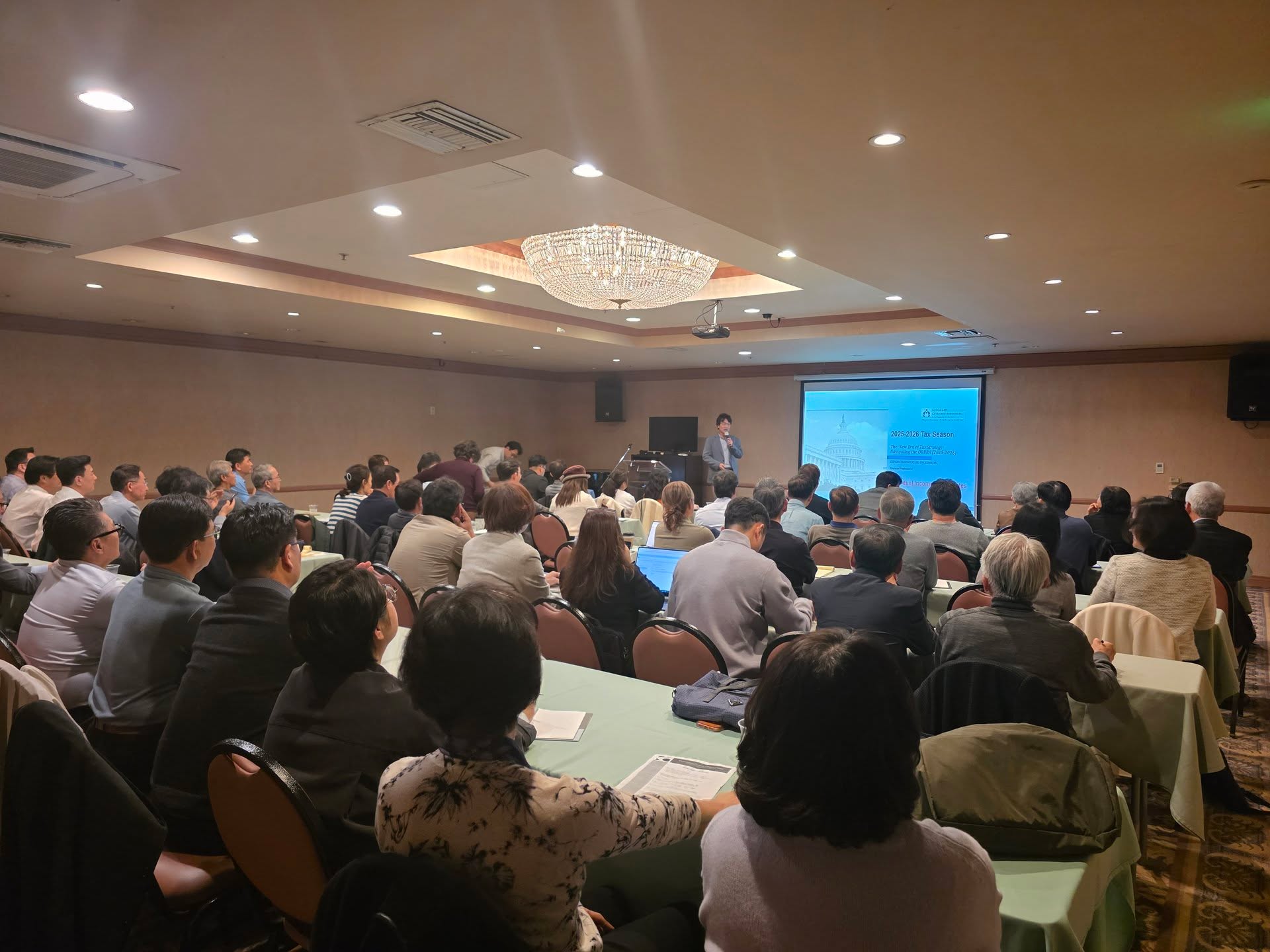 2026๋
1์ 22์ผ, ์ฅ์คํฌ๋ ํฐ๋ฆฌ์ค ํธํ
์์ ์ฌํด ์ฒซ ์ธ๋ฏธ๋๋ฅผ ์ฑ๊ณต์ ์ผ๋ก ๋ง์ณค์ต๋๋ค. ๐๏ธโจ
๋ง์ ๋ถ๋ค์ด ์ฐธ์ํด ์ฃผ์ ๋๋ถ์ ์ธ๋ฏธ๋์ค์ ์ด๊ธฐ๊ฐ ๋๋จํ์ต๋๋ค. ๊ฒจ์ธ ๋ ์จ์์๋ ๋ถ๊ตฌํ๊ณ ์์ด์ปจ์ ๊ฐ๋ํด์ผ ํ์ ๋งํผ, 2026 Tax Update์ ๋ณด์ฌ์ฃผ์ ๋จ๊ฑฐ์ด ๊ด์ฌ๊ณผ ์ด์ ์ ๊น์ด ๊ฐ์ฌ๋๋ฆฝ๋๋ค. ๐ก
์ธ๋ฏธ๋ ์ข
๋ฃ ํ์๋ '์ฒญ๋ด'์์ ์ด์ด์ง ํดํผ์์๋ฅผ ํตํด ๋์ฑ ๊น์ด ์๋ ์ํต๊ณผ ๋คํธ์ํน ์๊ฐ์ ๊ฐ์ง ์ ์์ด ๋ป๊น์ ํ๋ฃจ์์ต๋๋ค. ๐ฅ
์ฌ ํ ํด๋ ์ฌ๋ฌ๋ถ์๊ฒ ์ค์ง์ ์ธ ๋์์ด ๋๋ ์ ๋ณด๋ก ํจ๊ปํ๊ฒ ์ต๋๋ค. ์ฐธ์ํด ์ฃผ์ ๋ชจ๋ ๋ถ๋ค, ๊ณ ์ ๋ง์ผ์
จ์ต๋๋ค! ๐
.
.
#์ธ๋ฏธ๋ #2026TaxUpdate #์ธ๋ฌด์ ๋ณด #์ฅ์คํฌ๋ํฐ๋ฆฌ์ค #๋น์ฆ๋์ค๋คํธ์ํน #์ฒญ๋ด #ํดํผ์์ #์ฑํฉ๋ฆฌ์์ข
๋ฃ #๊ฐ์ฌํฉ๋๋ค #์ํด์ฒซ์ธ๋ฏธ๋