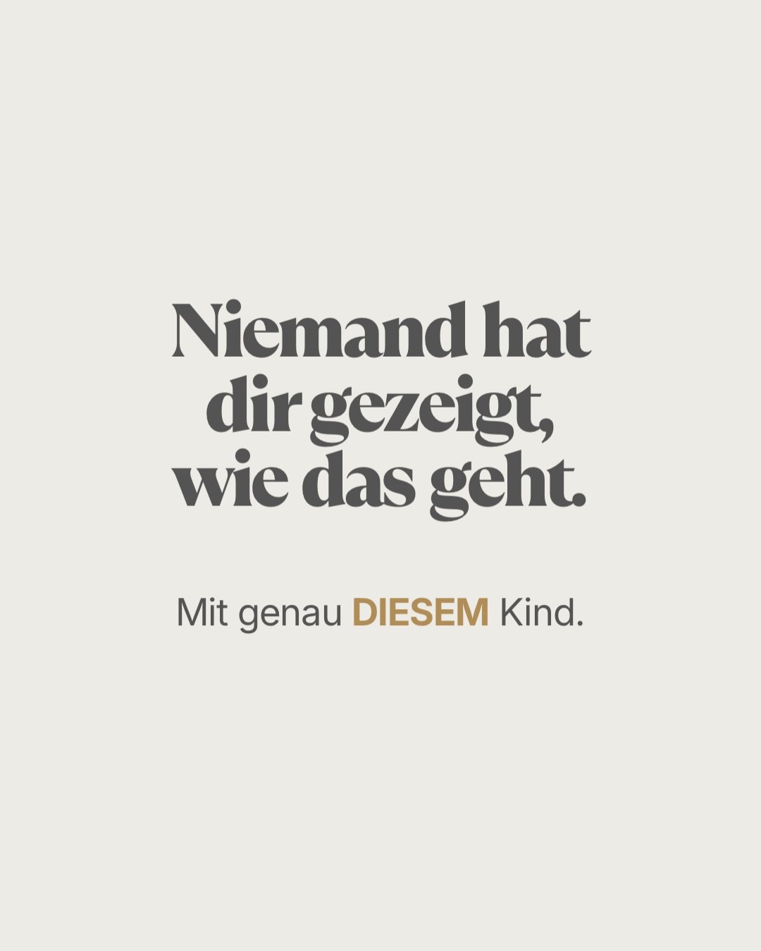12 Jahre arbeite ich mit Familien. Zwei erwachsene Kinder. Eigentlich sollte ich das draufhaben, oder?
Spoiler: Hab ich nicht.
Ich stand genauso da. Und mir passiert das heute noch, dass alte Muster aufploppen. Mitten im Alltag. Mitten im Gespräch. Mitten im Versuch, ruhig zu bleiben.
Mit zwei Kindern, die in kein Buch gepasst haben. Mit Reaktionen, die ich an mir selbst gehasst habe. Und mit diesem Gefühl: Alle anderen schaffen das. Nur ich nicht.
Bis ich verstanden habe: Das liegt nicht daran, dass ich es falsch mache. Das liegt daran, dass mir nie jemand gezeigt hat, wie ich mit MIR umgehe, wenn es schwierig wird.
Mein Nervensystem hatte einen anderen Plan. Durchhalten. Kontrollieren. Und möglichst nichts fühlen.
Das zu sehen war der erste Schritt. Und dann: Hinschauen, was da eigentlich passiert. Verstehen, woher das kommt. Und Stück für Stück anders reagieren.
Es ist noch nicht perfekt, aber schon mal ein Anfang.
Wenn du gerade denkst, du bist die Einzige, die das nicht hinkriegt. Das stimmt einfach nicht🧡
Und wenn du wissen willst, wie das geht…genau dafür bin ich hier.
Deine Andrea
NERVENSYSTEM
MAMA
TRAUMA
KINDHEITSMUSTER
REGULATION