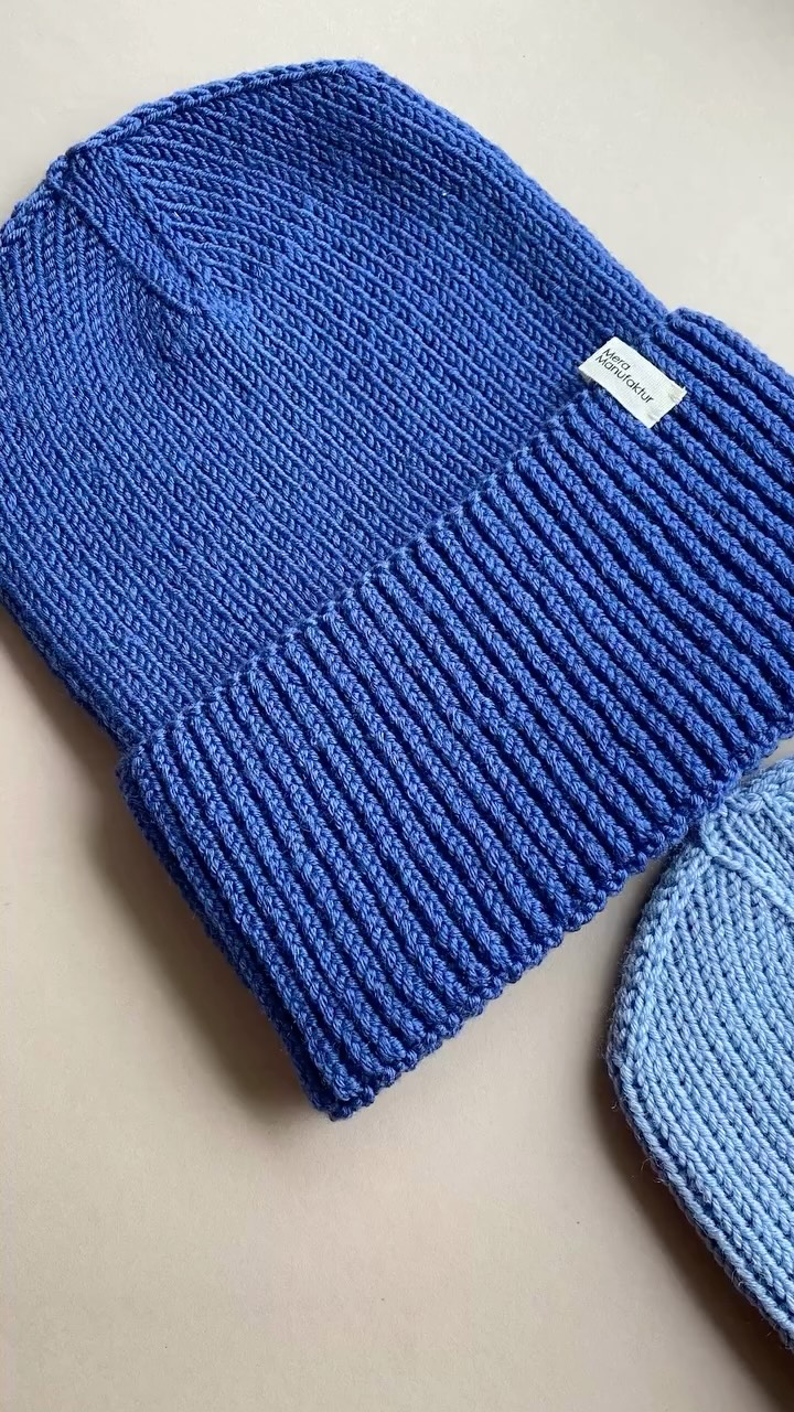 Wie solltest du eine handgestrickte Mütze kaufen?
Ganz langsam. Ganz bewusst. Für dich. Für dein Kind. Für diese kleinen Momente, die gross bleiben.
Unsere Merino-Mützen sind weich, nachhaltig und perfekt für kalte Wintertage. Für warme Köpfe – und warme Herzen.
#slowfashion #meramanufaktur #winteressential #smollbusiness zurichlifestyle