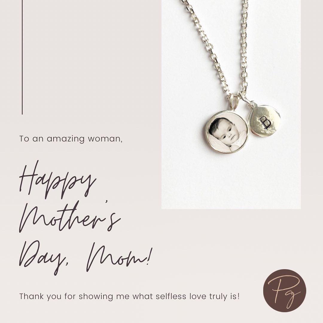 Do you know that Mother’s Day is coming up next! How will you celebrate your mum? Wouldn’t she love a photo of YOU?Follow the link in bio to get £5 off your first order👍
.
.
.
#personalisedgiftidea
#photojewellery
#oneofakind
#ideasformum
#howcanicelebratemum
#photogem
#bespokegiftideas