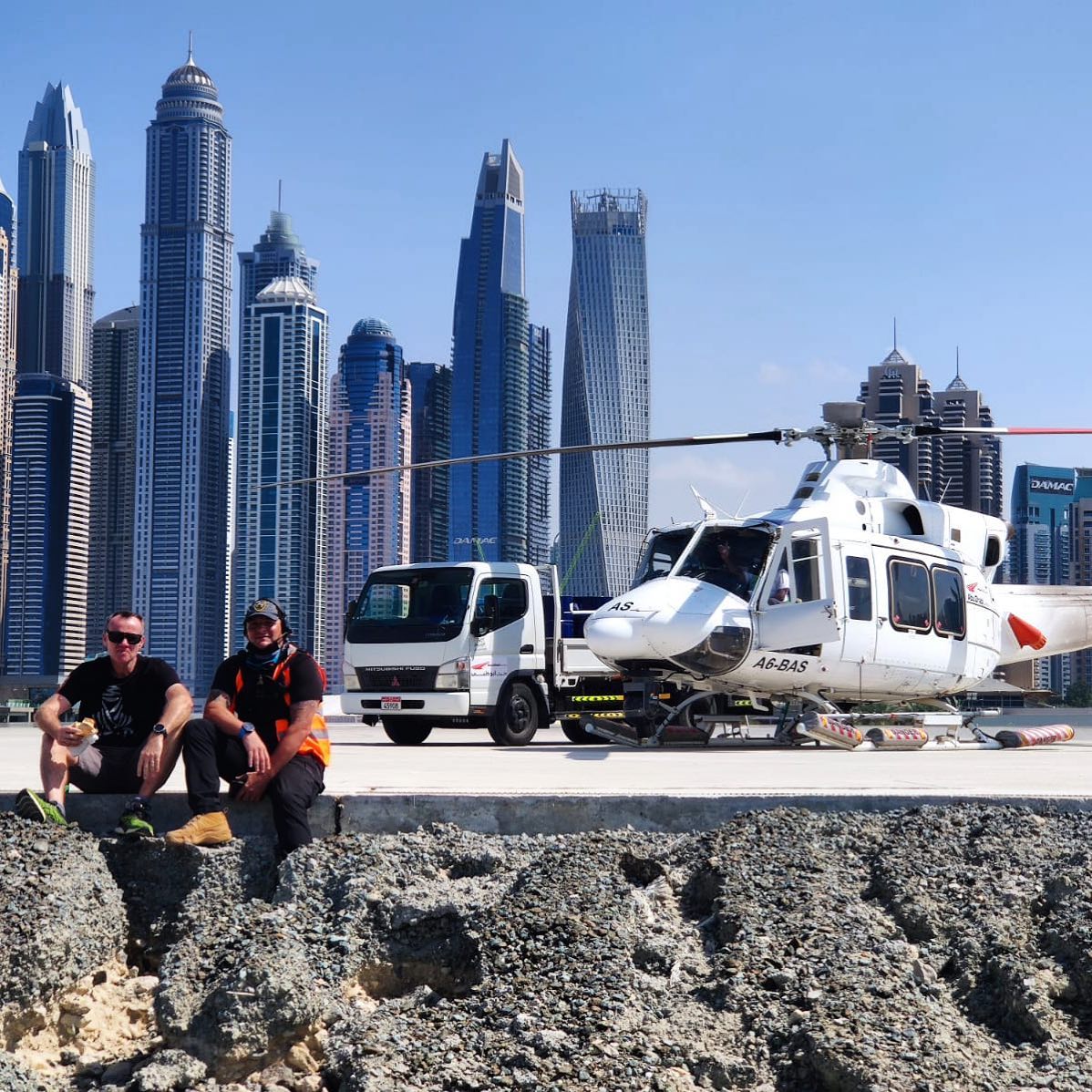 A great week of live aerial filming with great teams from all over the world for the @theuaetourofficial #aerialfilming #aerialmanagement #helicopters