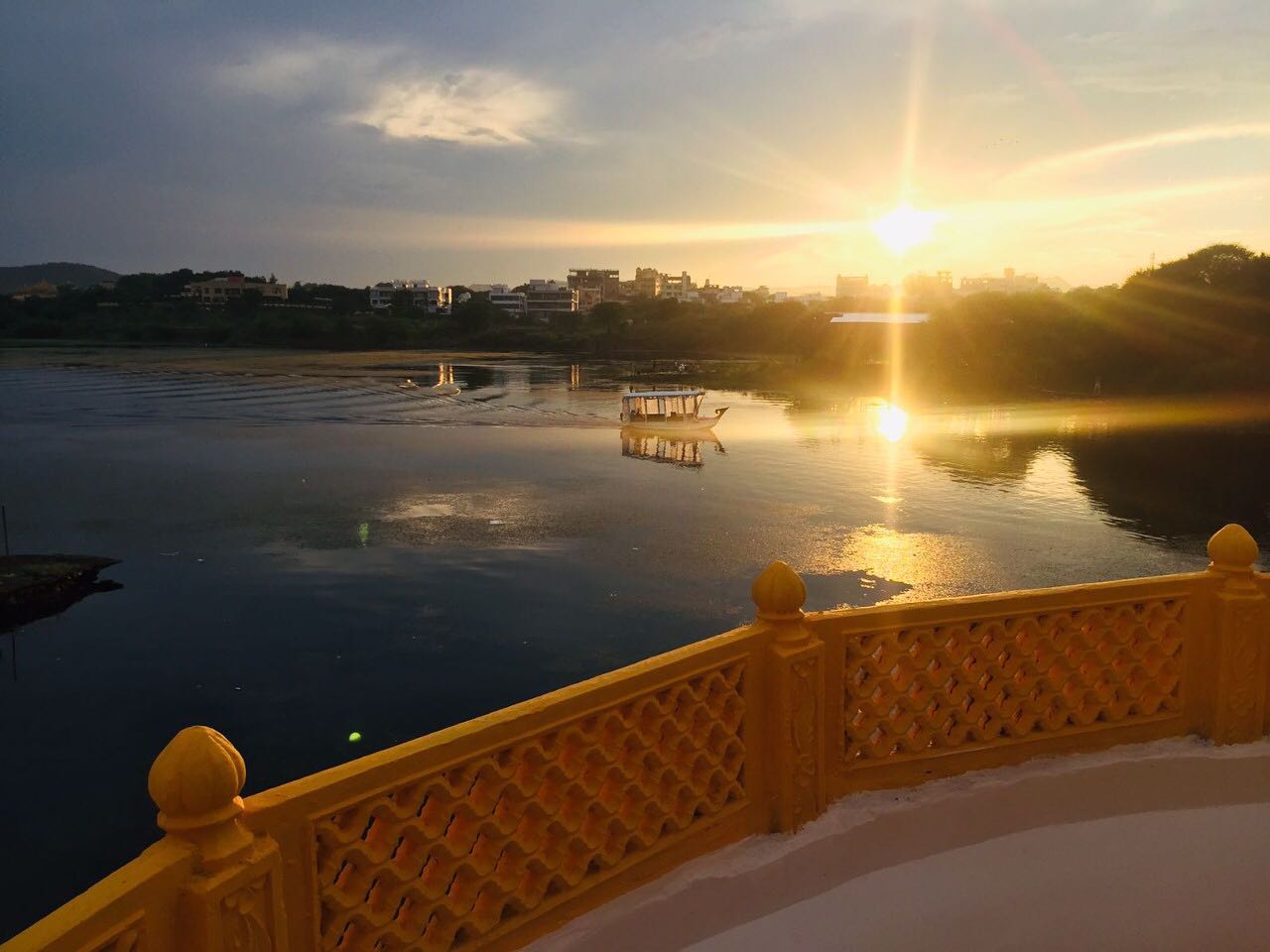 “Sunsets are so beautiful that they almost seem as if we were looking through the gates of Heaven.” @hoteljaydurgalakeretreat
