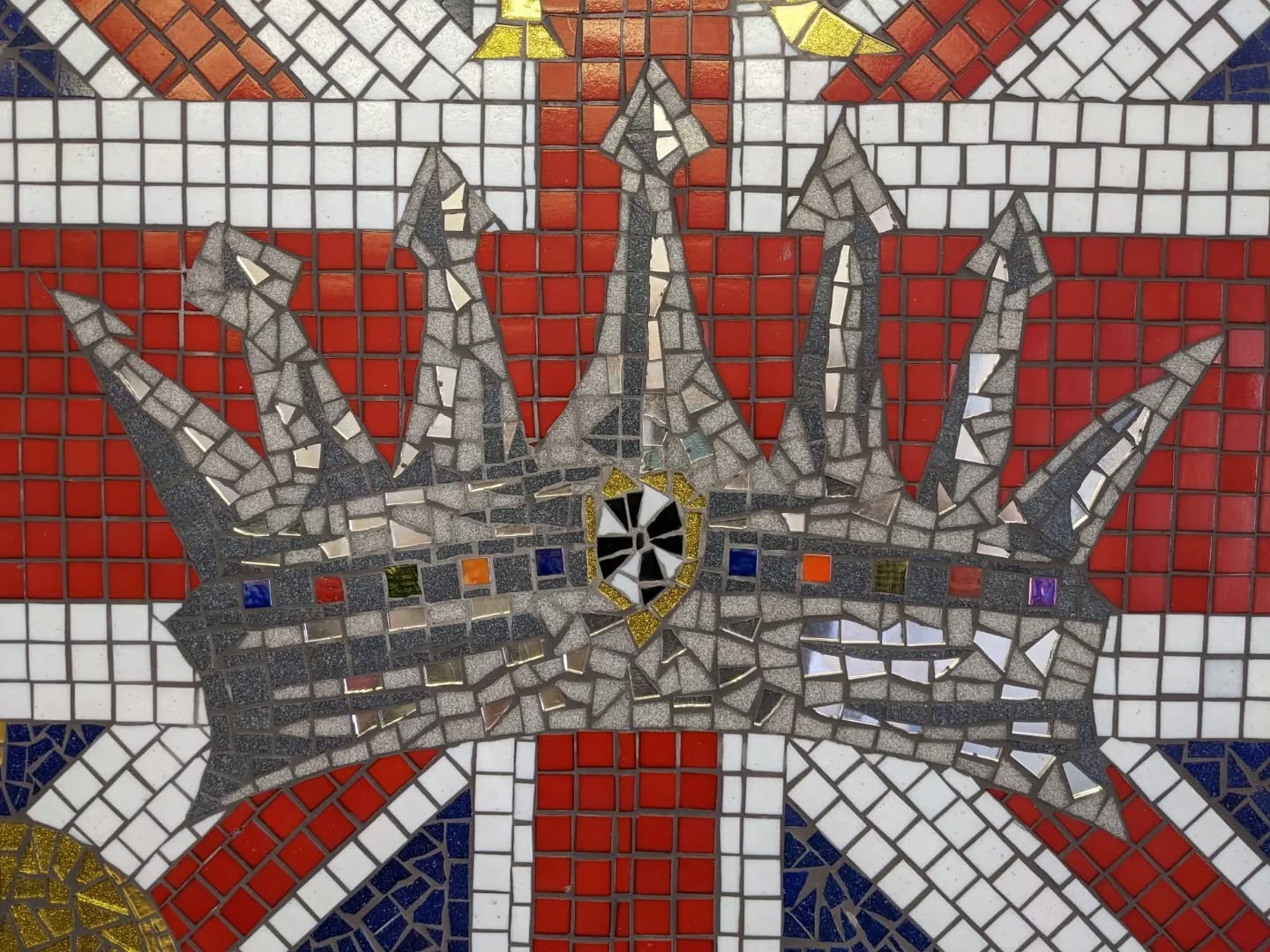 Made with St Peters Church of England School in Folkestone - Celebrating the coronation of King Charles ||| 👑 working with every child in the school this certainly marked the occasion!
#silvercrown #kingscrown #mosaicproject #mosaicmaker #themosaicstudio #paulsiggins #ihavethisthingwithwalls