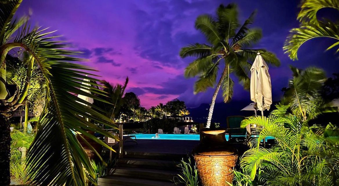 🌅4 Reasons you should make time for Sunset 🌅
1. It will put you in a better mood.
Research shows that sunsets have many psychological effects that enhance the long-lasting satisfaction of in life and physical benefits and have been proven to relieve stress. They don’t call it magic hour for no reason
2. It will inspire you.
The timeless and powerful experience has a transcendent spiritual element that can have a positive, healing, creative and restorative effect when integrated into one’s daily life or weekly life. Let the mystical colors of the sky inspire you to paint your life’s most beautiful picture.
3 It will make you more grateful for Earth.
Beauty enriches life and makes it much more rewarding. When you are caught up in the natural beauty of the Earth, you rid yourself of any distractions and feel higher levels of satisfaction and gratitude for what's happening in front of you.
4 It slows down time.
Many people will agree that the sunset’s warm colors hold the power to stop just about anyone in their tracks. When your attention is fully captivated by the awe-inspiring colors of the sky, you are truly lost in the moment and slows down time. It’s a form of meditation and allows you to clear your mind of all that is going on outside of that instance.