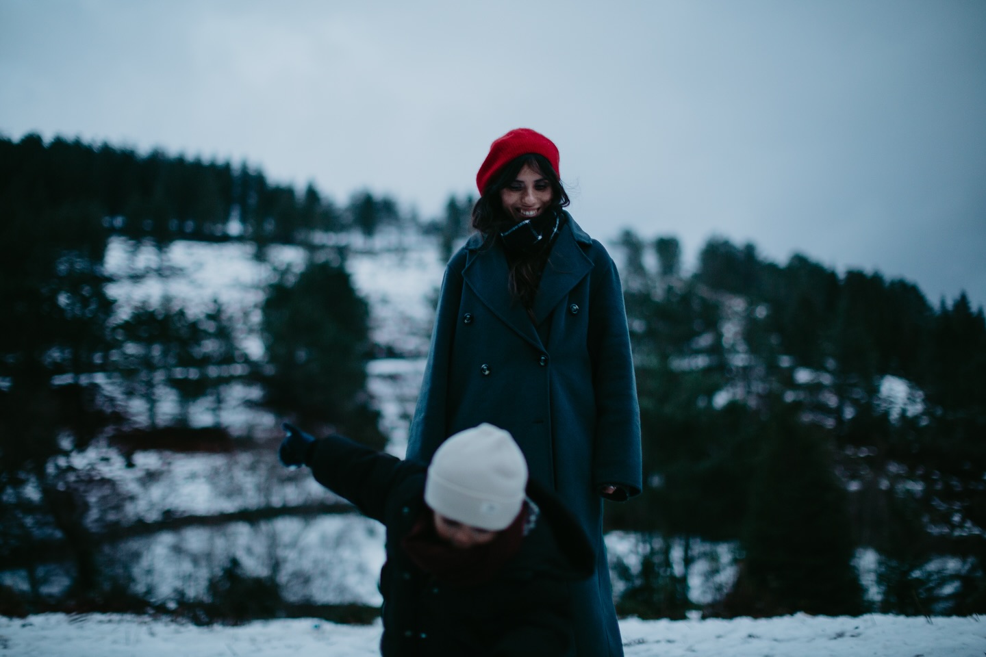 o maior luxo é: viver a vida contigo, filho.
viver tudo com a tua admiração, como se também estivéssemos a viver pela primeira vez. voltar a ser criança. dizer-te todos os dias , várias vezes ao dia que te amo. não conseguir não intercalar garfadas com beijos nas bochechas. admirar-te a cada acordar e a cada deitar, mesmo que zangada com as birras. ter que pensar no porquê das coisas e às vezes não ter resposta, e ainda entender como te explicar significados óbvios mas difíceis de explicar com sinónimos simples.
os dias ficam tão cheios contigo, que toda aquela minha lenga lenga do ‘ordinário extraordinário ‘ só aumentou. 🤍
que o amor e os bons valores te cheguem sempre em abundância. para ti teremos sempre o tempo, e tu serás para nós sempre um ser exclusivo, que nos proporciona experiências sensoriais de alto valor, luxo mesmo.
venham mais fins de semana contigo, são a melhor parte da vida ✨
p.s.: ‘motherhood’ em imagem na foto 4