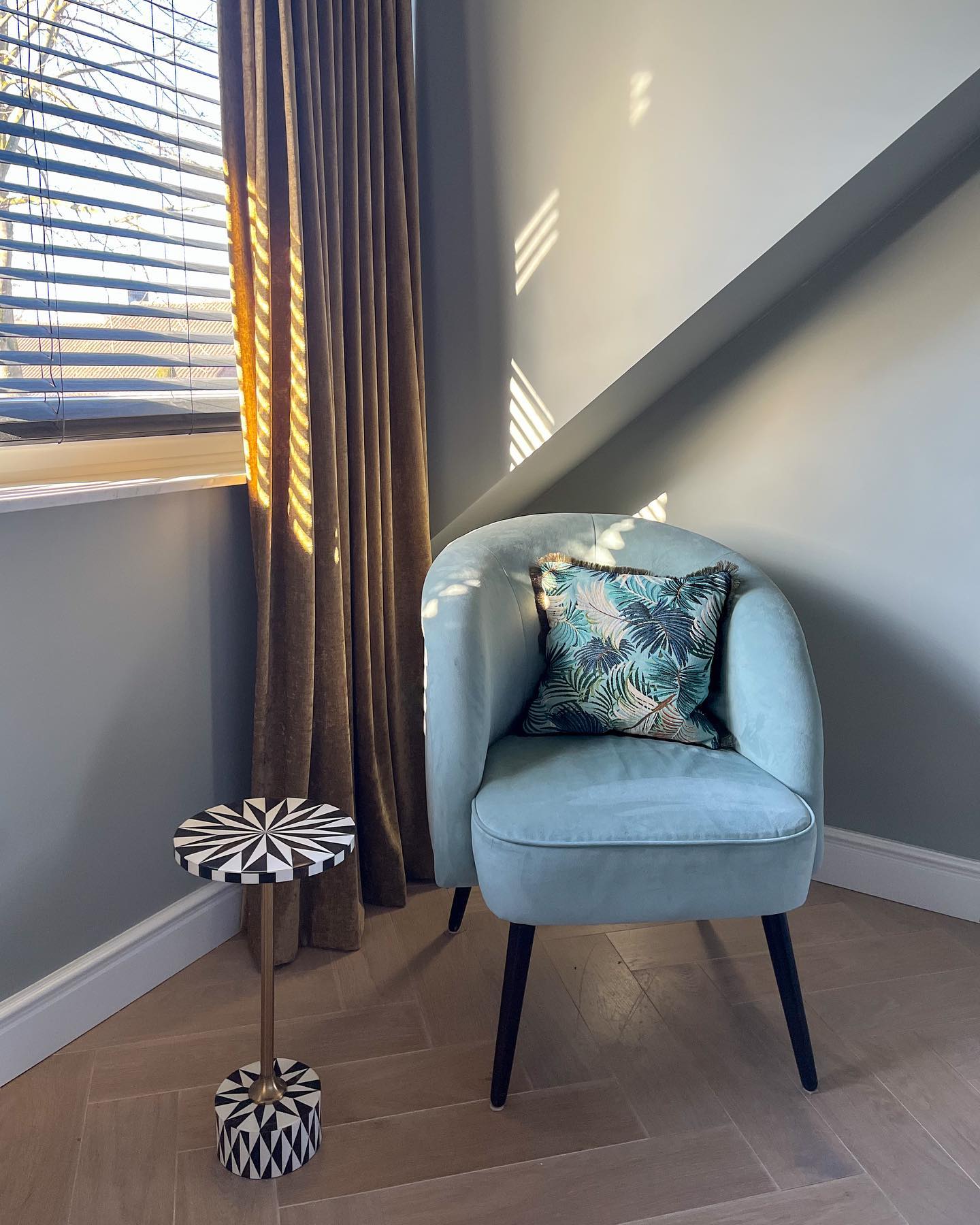 De slaapkamer is ein-de-lijk zo goed als af! Nog een kleine finishing touch en dan zal ik paar foto’s delen van de hele kamer. Deze stoel is een ‘oudje’ en een van de weinige items die uit ons vorige huis is meegekomen. Nu mag hij voorlopig in dit hoekje in de slaapkamer staan. De kleur op de muur (die ook doorloopt op plafond) is mist van @labpaint Fijne zondag! 🤩
.
.
.
#slaapkamerinspiratie #slaapkamerhoekje #slaapkamerstyling #slaapkamerinterieur #slaapkamerideeen #slaapkamerinspo #interieurinspiratie #interieuradviseur #bedroom #bedroomcorner #bedroominspo #bedroomcolors