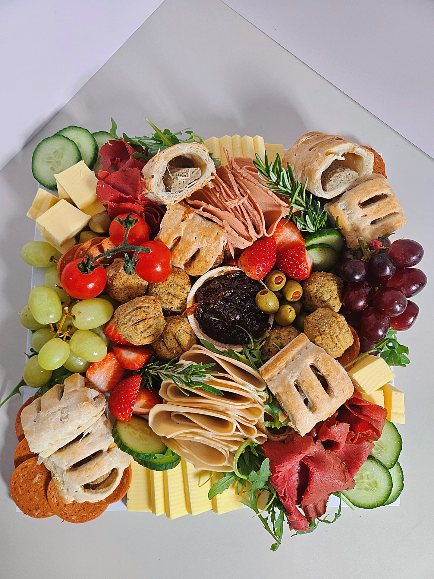 The Vegan 12x12” Platter 🍃
(also available in 16x16” or customised sizing)
•Vegan Sausage Roll
•Vegan Deli
•Vegan Cheese
•Vegan Falafel
•Fruit & Veg
•Red Onion Chutney