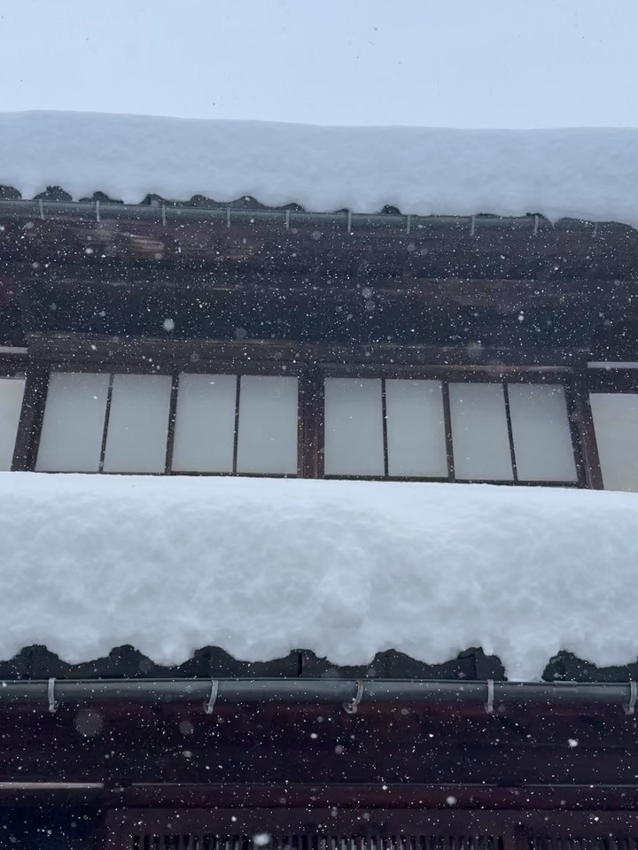 富山県・高岡市も本格的な雪の季節が到来…☃️
ほんまちの家の前も
雪かき済みでございます。
雪かきお手伝いしてくださったご近所さま
ありがとうございました☺️🙏
当宿お部屋の中は、
ガスヒーターで暖めてお待ちしております🍵
伝統的な高岡の町家で冬体験☃️
📲 ご予約・詳細はプロフィールのリンクから
--
町家体験ゲストハウス ほんまちの家
〒933-0913
富山県高岡市本町1-24
--
LINEまたはDMにて
お問い合わせください
@honmachi.ie
--
#ほんまちの家
#町家体験ゲストハウスほんまちの家
#ゲストハウス
#一棟貸し
#ほんまちの家ご案内
