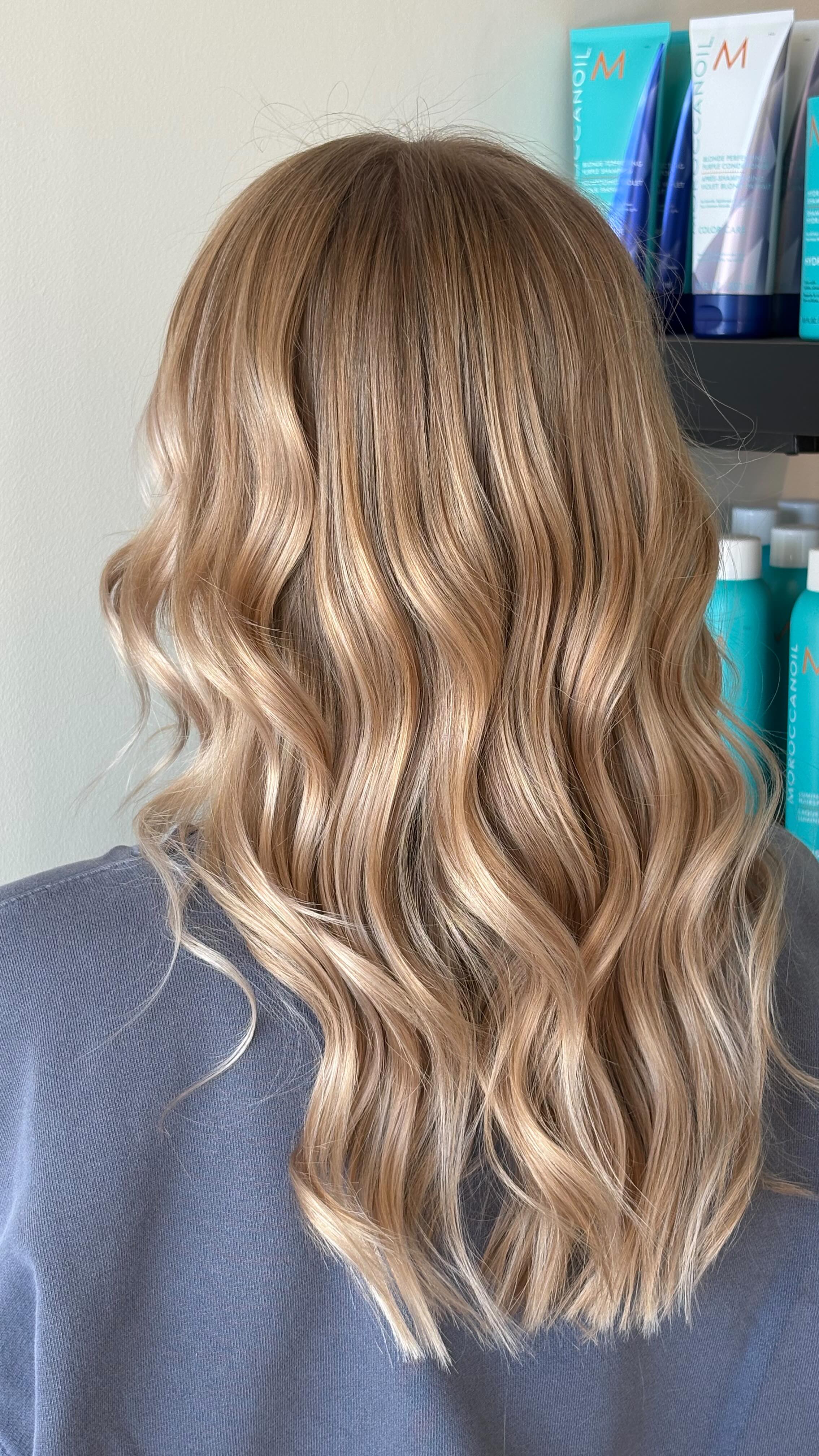 Soft dimension, creamy ribbons of blonde, and those effortless waves = the ultimate lived-in luxury look. This is the kind of blonde that grows out beautifully and turns heads everywhere you go.
Cut + color: @hairbyporisch
Created with love at Willow Salon in Maple Grove, Minnesota 🌿
#WillowSalon #MapleGroveHair #MinnesotaStylist #BlondeBalayage #DimensionalBlonde LivedInColor SalonFresh