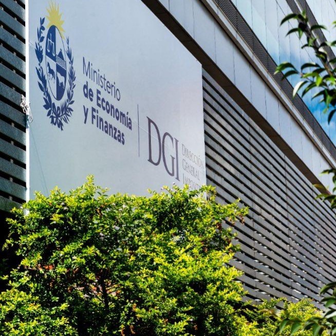 Críticas por aumento del IRPF: Echeverría habló de “impuestazos sin límite”
El diputado del Partido Nacional, Diego Echeverría, cuestionó duramente la decisión del gobierno de aumentar en 4,38% las franjas del Impuesto a la Renta de las Personas Físicas (IRPF), medida que aseguró tendrá impacto directo en el bolsillo de trabajadores y jubilados.
“Son un barril sin fondo a la hora de los impuestazos. Una voracidad fiscal insaciable”, expresó el legislador.
Echeverría sostuvo además que la resolución del Poder Ejecutivo se suma “a pocos días del golpe con el FONASA”, lo que calificó como “increíble”, y afirmó que el gobierno continúa aumentando la presión tributaria sobre los ingresos medios y bajos.
El ajuste fue confirmado el martes 20 por el Ministerio de Economía y Finanzas (MEF) que informó que a partir del 1.º de enero de 2026 la Base de Prestaciones y Contribuciones (BPC) pasará a valer $ 6.864, lo que representa un incremento del 4,38%. Este valor es el que determina los límites de las franjas del IRPF.
La decisión implica un cambio en el criterio de actualización utilizado desde 2020. En lugar de ajustar las franjas por la evolución del salario promedio de los trabajadores (Índice Medio de Salarios, IMS), el gobierno resolvió hacerlo en función de la inflación (Índice de Precios al Consumo, IPC).
Como consecuencia, algunos trabajadores y jubilados que hasta ahora no pagaban el impuesto comenzarán a hacerlo en las franjas más bajas, mientras que quienes ya estaban alcanzados por el IRPF podrán pasar a franjas superiores, abonando una tasa mayor.
Si el ajuste se hubiera realizado por el IMS que fue de 5,94%, había personas que dejaban de pagar y otras que pagaban menos”. Sin embargo, el Ejecutivo optó por el IPC que fue de 3,65%, y utilizó la facultad legal prevista en el artículo 3.º de la Ley N.º 17.856 para aplicar inflación más un 20%, alcanzando así el aumento final del 4,38%. Críticas por aumento del IRPF: Echeverría habló de “impuestazos sin límite”
El diputado del Partido Nacional, Diego Echeverría, cuestionó duramente la decisión del gobierno de aumentar en 4,38% las franjas del Impuesto a la Renta de las Personas Físicas (IRPF), medida que aseguró tendrá impacto directo en el bolsillo de trabajadores y jubilados.
“Son un barril sin fondo a la hora de los impuestazos. Una voracidad fiscal insaciable”, expresó el legislador.
Echeverría sostuvo además que la resolución del Poder Ejecutivo se suma “a pocos días del golpe con el FONASA”, lo que calificó como “increíble”, y afirmó que el gobierno continúa aumentando la presión tributaria sobre los ingresos medios y bajos.
El ajuste fue confirmado el martes 20 por el Ministerio de Economía y Finanzas (MEF) que informó que a partir del 1.º de enero de 2026 la Base de Prestaciones y Contribuciones (BPC) pasará a valer $ 6.864, lo que representa un incremento del 4,38%. Este valor es el que determina los límites de las franjas del IRPF.
La decisión implica un cambio en el criterio de actualización utilizado desde 2020. En lugar de ajustar las franjas por la evolución del salario promedio de los trabajadores (Índice Medio de Salarios, IMS), el gobierno resolvió hacerlo en función de la inflación (Índice de Precios al Consumo, IPC).
Como consecuencia, algunos trabajadores y jubilados que hasta ahora no pagaban el impuesto comenzarán a hacerlo en las franjas más bajas, mientras que quienes ya estaban alcanzados por el IRPF podrán pasar a franjas superiores, abonando una tasa mayor.
Si el ajuste se hubiera realizado por el IMS que fue de 5,94%, había personas que dejaban de pagar y otras que pagaban menos”. Sin embargo, el Ejecutivo optó por el IPC que fue de 3,65%, y utilizó la facultad legal prevista en el artículo 3.º de la Ley N.º 17.856 para aplicar inflación más un 20%, alcanzando así el aumento final del 4,38%.