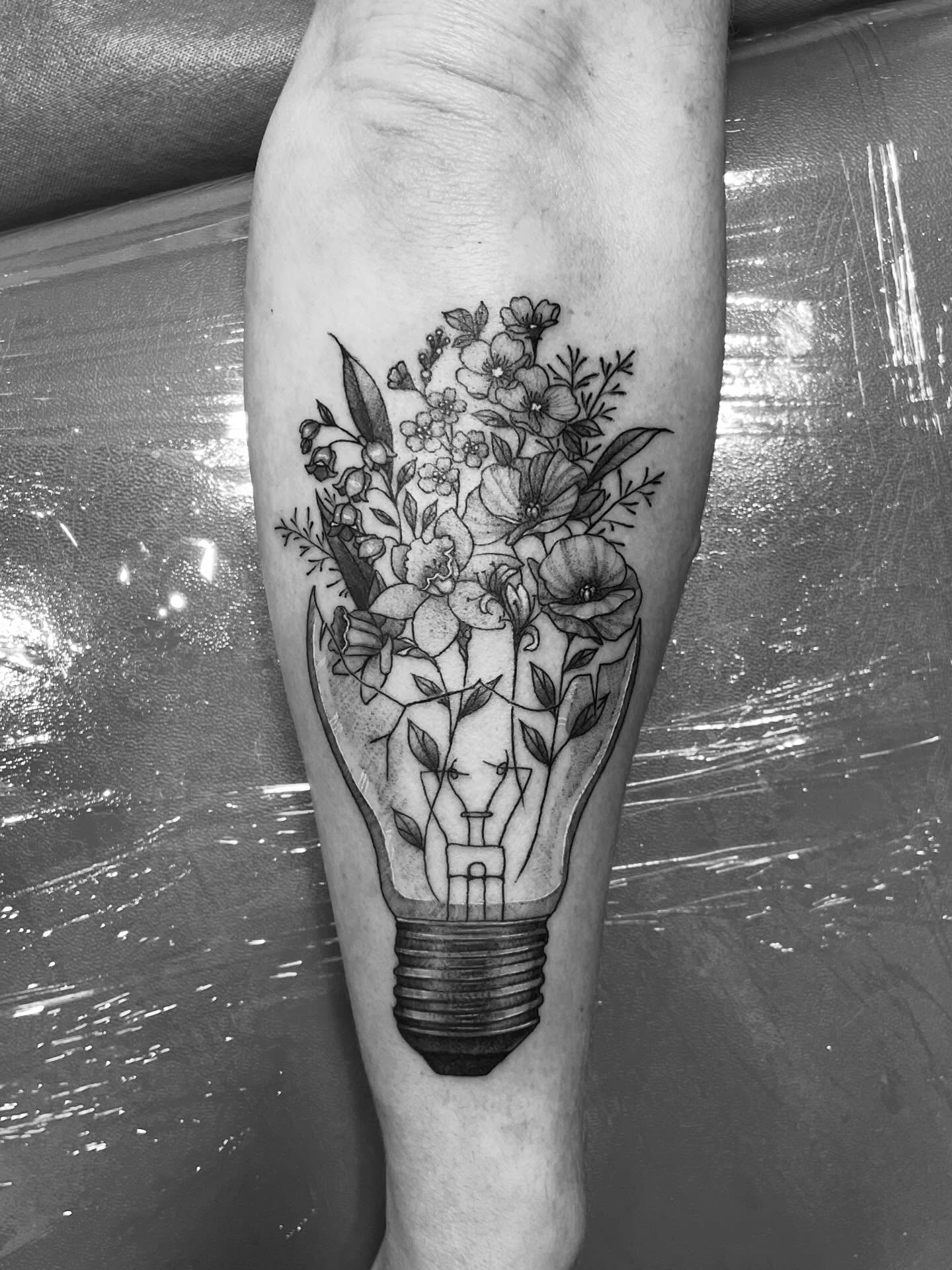 Another really sentimental piece that I had the pleasure of working on 🤍
#ottawa #tattoo #ottawatattoo #fineline #floral