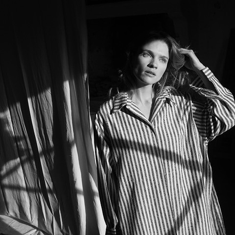 Ensemble June x Simone en bourrette de soie rayé! Bientôt dispo en pré commande!
📸 @jadesidney 🚶🏼♀️ @evabiechy
🏠 @lemoulin_
#summerlook #silk #chemise #surchemise #pantalon #pantalonaplis #madeinfrance #fabriqueaparis #upcycling #fashion #vetements #circuitcourt #modecirculaire