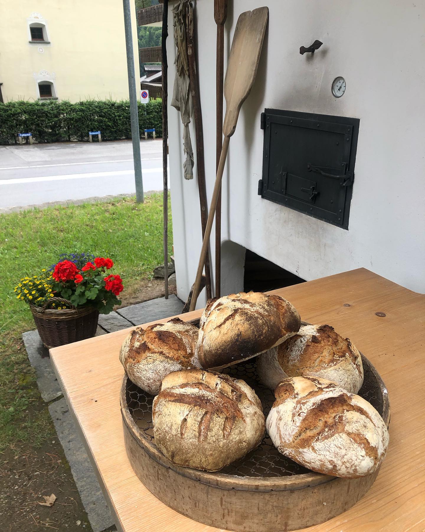 das Museum ist heute von 15.00-17.00 Uhr geöffnet. Es gibt frisches Holzofenbrot und Zopf zu kaufen 🏡🌲🔥🥖☔️#museum#nutlihüschi#klosters#prättigau#graubuenden#aktivität#walserkultur#backen#frischesbrot