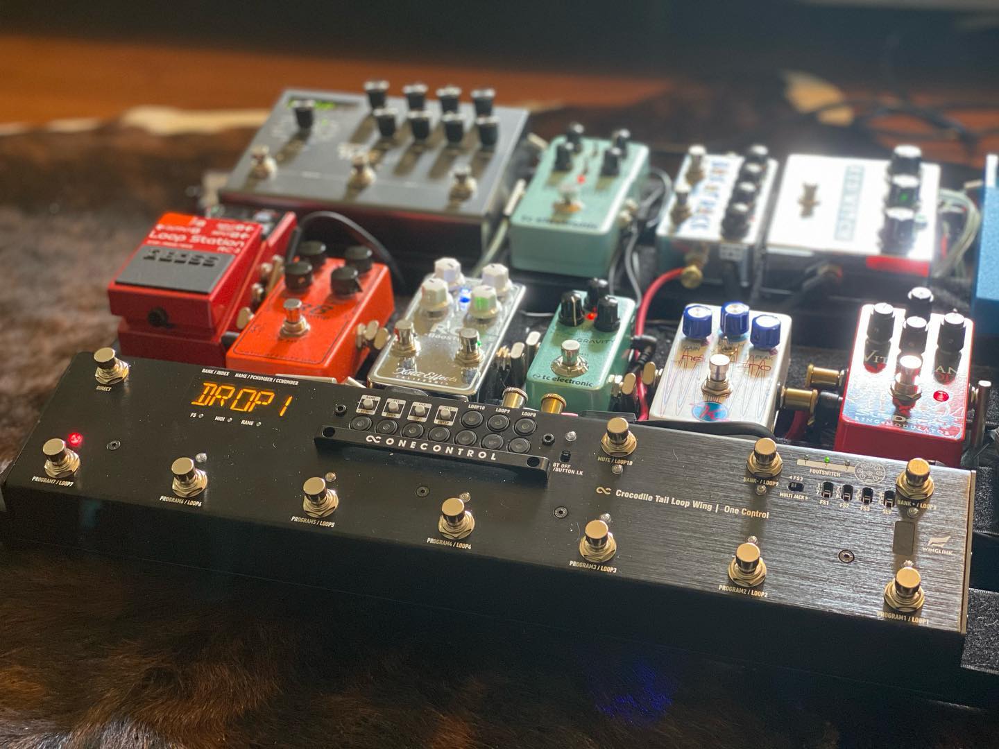 The mothership gets a new control center with the @onecontrol Crocodile Tail Wing looper and switcher! 🐊 #bringonthegigs #onecontrol #pedalboard #pedalporn #crinkumcrankumband