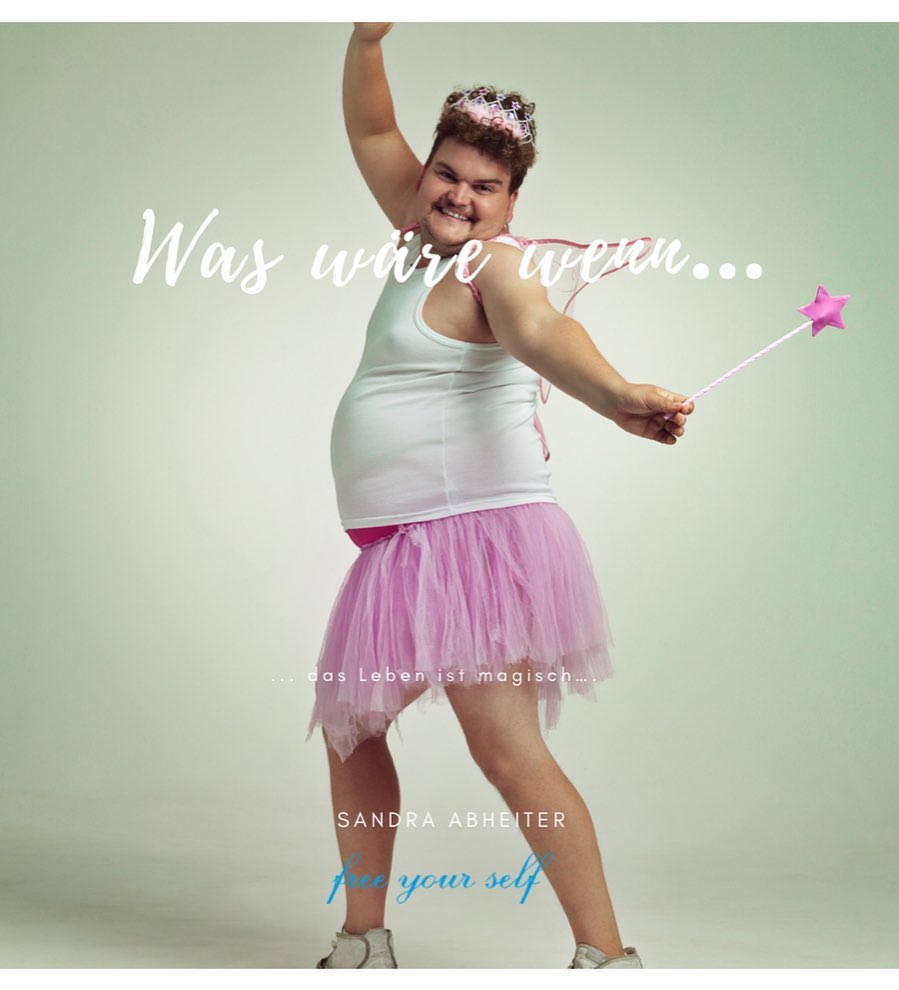 Ich liebe diese Frage. Sie hat die Macht meine fixierten Denkweisen und Glaubenssätze durchzurütteln.
Mir etwas gedanklich zu erlauben, was ich für unmöglich gehalten habe.
Dann tun sich Welten auf, Bescheidenheit adé.
Was wäre, wenn mein Airbnb ausgebucht wäre….
Was wäre, wenn ich Klienten in Hülle und Fülle habe…
Was wäre, wenn ich Küche putzen nicht mehr mühsam finde…
Die Antworten sind aufregend, befreiend, Horizont-erweiternd.
Was wäre, wenn mein Leben so sein könnte, wie ich es mir wünsche?
! MAGISCH !
#abheiter #daslebenistmagisch # selfempowerment #grinbergmethod #freeyoursoul #freeyourmind # freeyourbody