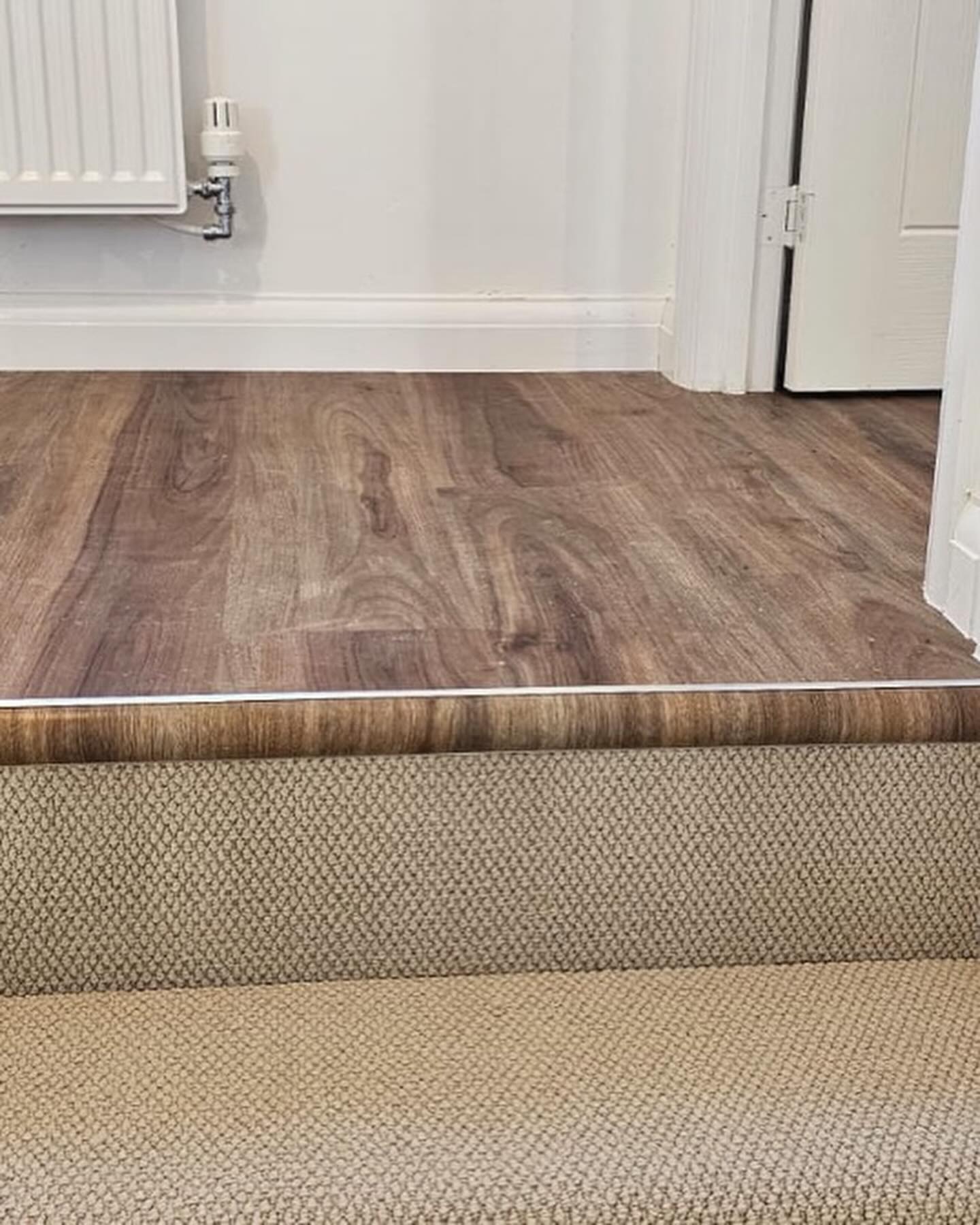 We had one of our many returning clients pop into store as she was moving back to the area into a new build development plot here in #towcester
We were able to help throughout the qualification process and the end result was simply fabulous using @bramptonchase Classics 'Weathered Oak' for all floors plus @cormarcarpets Primo Textures 'Pale Linen' for the staircase with the help of a premier trim Ali Wrap nosing to orchestrate the top step..
Please do pop into store if you'd like to see this as well as our other carefully selected product lines..
Whether it be for a Supply Only or Supply & Fitting...we'll do all we can to help and assist.
#lvt #lvtflooring #flooringdesign #flooringinspiration
sales@gofloorit.co.uk
01327 220555
...or via our socials