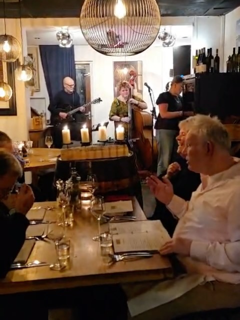 Wat een heerlijke aftrap van Jazzweek gisteren met Eva en de Mensheid… dank jullie wel! 🎷✨
Vanavond vanaf 21:00 uur is het weer genieten in onze wijnkamer tijdens de walk-in borrelavond. Loop spontaan binnen voor een goed glas, laat je meevoeren door de jazz en blijf zolang het gezellig is.
Voor zondagavond hebben we geluisterd naar jullie feedback. Een viergangenmenu kan met de maandag in zicht wat veel zijn, daarom hebben we Jazz & Diner ook opengesteld voor à la carte. Zo kies je zelf hoe uitgebreid je het maakt.
Deze Jazzweek doen we iets nieuws en dat vieren we het liefst samen met jullie. We hopen je dit weekend weer te zien bij 1574. 💙
👉 Wil je à la carte eten? Geef dit even aan in de opmerkingen bij je reservering, zodat onze chef hier rekening mee kan houden. 🎶🥂