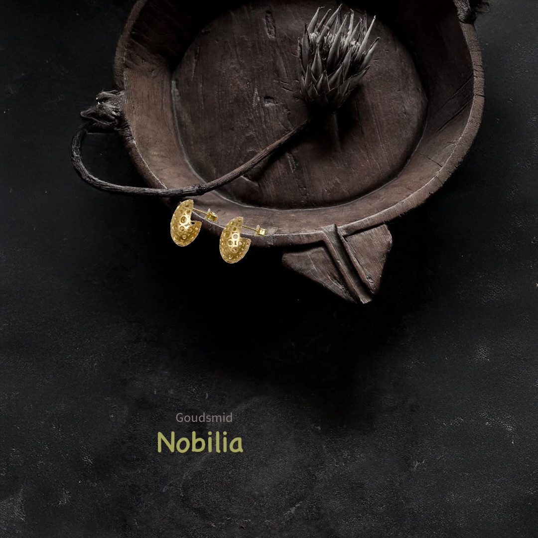 Smartie oorsieraden || Warm geelgoud 14 krt
#nobiliasieradenatelier
#goudsmidutrecht
#handgemaaktesieraden
#goudenoorbellen
#edelmetaalsieraden
#ambachtelijkesieraden
#luxejuwelen
#uniekontwerp
#sieraadmetverhaal
#highendjewelry
