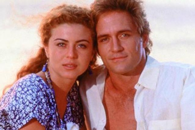 Así narró el autor colombiano Fernando Gaitán el origen de su telenovela #cafeconaromademujer en la obra publicada por Editorial Oveja Negra en 1997: “En 1990 RCN Televisión me encomendó la tarea de escribir una historia que tuviera como trasfondo el universo cafetero colombiano. Para la programadora resultaba curioso que la televisión no se hubiera ocupado del tema hasta el momento; un tema vital para la economía y la cultura del país, y un tema que abarcaba a un porcentaje muy alto e importante de la población colombiana. Y todo, a partir de ese momento, fue curioso (…) Me desplacé a la zona cafetera, en épocas de cosecha (…)Me puse en la tarea de realizar varios reportajes, de seguir los itinerarios de los personajes que participaban en la producción; estuve a su lado en los cultivos, en el pueblo, los vi en las cantinas, en las fuentes de soda, escuchando su música, bebiendo su aguardiente, encomendándome a sus santos; aprendí su mitología y creo que comprendí sus sueños. Luego, vino la investigación en la ciudad. Penetré en el mundo de los exportadores, en el mundo de la Federación Nacional de Cafeteros. Me sumergí en la historia del café, desde cuando llegó a Colombia hasta nuestros días, me rompí la cabeza tratando de comprender el gran andamiaje económico del grano, seleccioné los universos y los personajes más importantes que surgían desde la tierra hasta las altas esferas en Londres, estudié el organigrama de algunas familias importantes, y al cabo de unos meses, empecé a armar la historia. La armazón fue una serie continuada de saqueos: de la realidad que me brindaba la investigación, del cine y de la literatura. Desempolvé argumentos que tenía archivados y reviví personajes destinados para otros oficios. Y desde luego, exorcicé fantasmas y recuerdos. Y pude armar la historia.” #rcntv #rcn #rcn #venevision #telecinco #tve #españa #venezuela #colombia #argentina #chile #mexico #telenovelas #telenovelasvenezolanas #telenovelasvenezuela #telenovelascolombianas