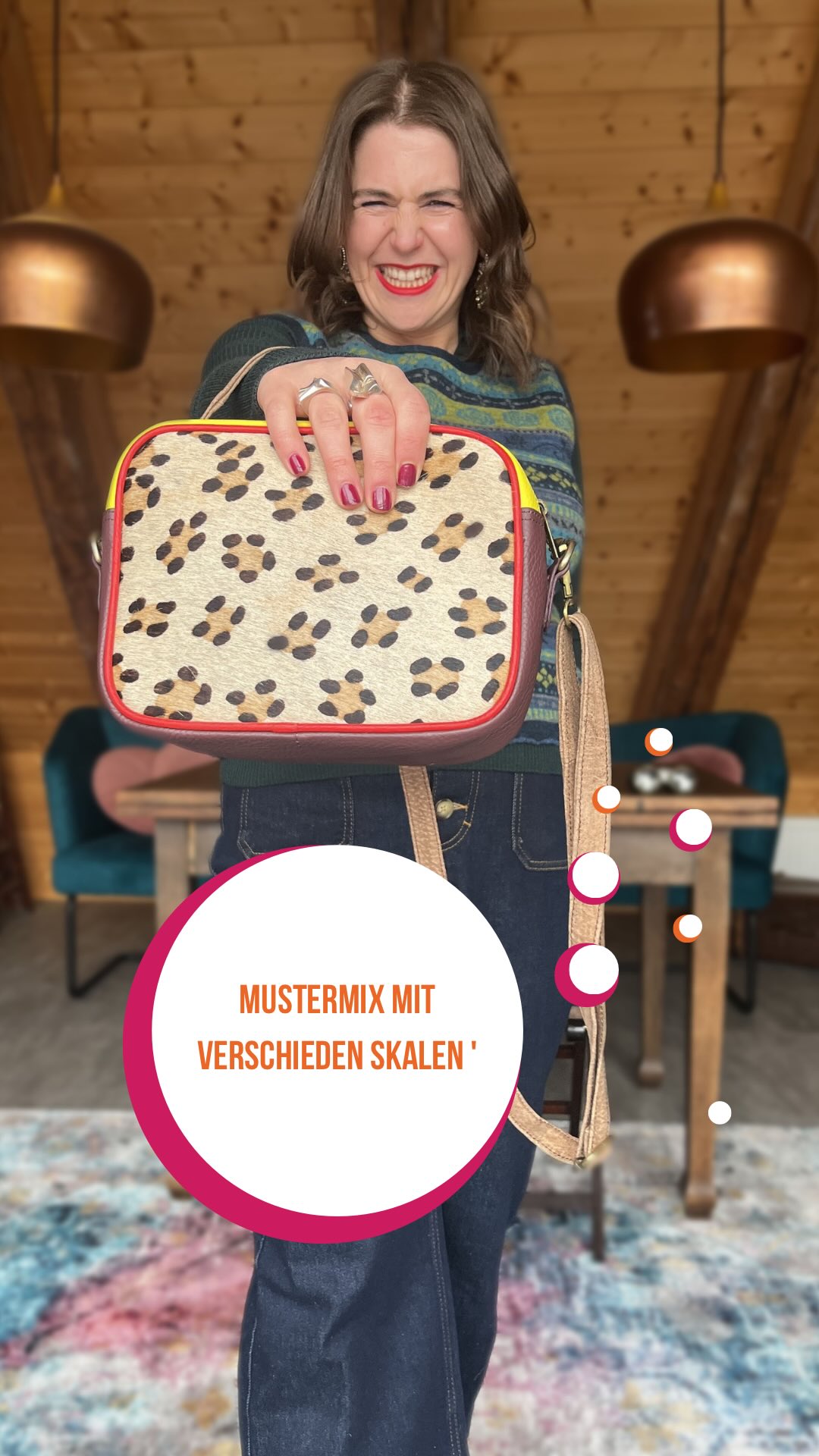 Kann man so verschiedene Muster miteinander kombinieren? Das passt wunderbar. Achte einfach darauf, dass die Muster verschiedene Größen haben, dass die Texturen miteinander in Kontrast stehen und du eine neutrale Basis hast. Hier sorgen Grüntöne und weinrot, die historisch gesehen, sehr gut zusammenpassen, für Harmonie.
📍 Traumpaare Geiger, Bad Waldsee
#mustermix #leopardprint #lackschuhe #ivko #stilberatung modeberatung nachhaltigemode fairfashion slowfashion wideleg widelejeans fashiontips stylingtipps consciousfashion qualitätserkennen badwaldsee ravensburg bodensee dopamindressing