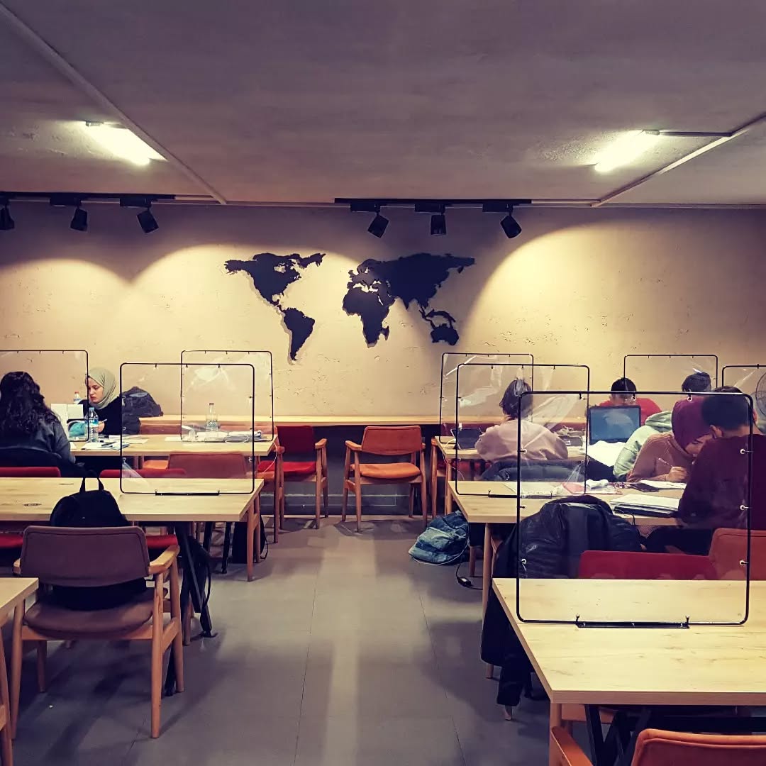 Şehrin en iyi çalışma alanı 🤗
#ankara #ankaradakpss #tushazırlık #hukuk #yks2022Ankara #kizilaydakutuphane #kızılay
#dersçalışmak #sınavahazırlık #ankaratıp #hacettepetıp #ankarahukuk #gazitıp #gazihukuk #ahbvhukuk
#ustakütüphane #ustakutuphane #ustakitapkahve #yeninesilkutuphane