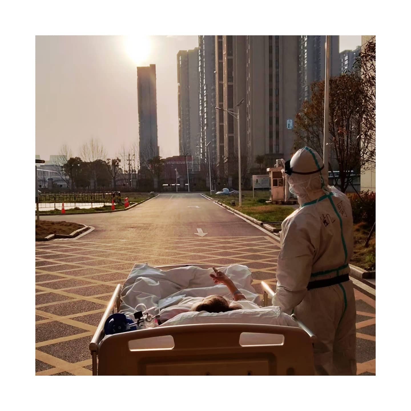 𝐇𝐎𝐏𝐄 _ ⭐
Samedi je participe au E.Congrès organisé par la @sfar_officiel . C'est toujours avec beaucoup d'implication et d'intérêt que je participe à ce type d'événements qui sont pour moi l'occasion de donner de la voix aux patients. Au programme on va discuter de la crise sanitaire que nous vivons depuis déjà un an.
Cette photo prise en Chine l'an dernier m'a tellement marqué et m'a renvoyé à ce que j'ai vécu en réanimation il y a un peu plus de trois ans de ça. Tout compte quand on passe en réa, et on la quitte avec des souvenirs. Merci aux médecins et soignants qui nous accompagnent et qui font que des moments comme ceux là nous donnent de l'espoir.
A très vite pour plus d'info !
-
#AFTERMYLYELL #TOGETHERSTRONGER