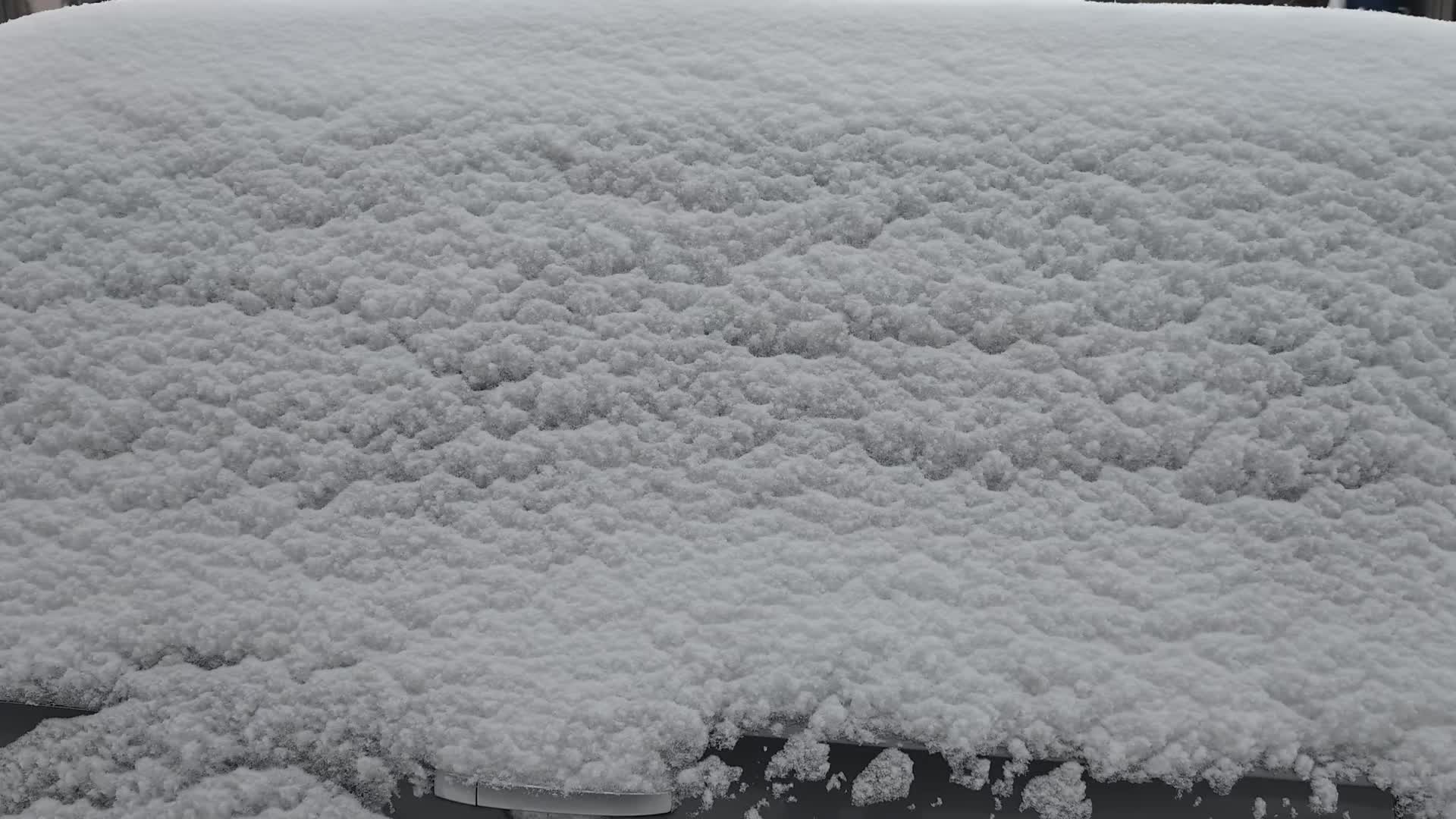 The snow on my car window is doing some funky stuff 👀