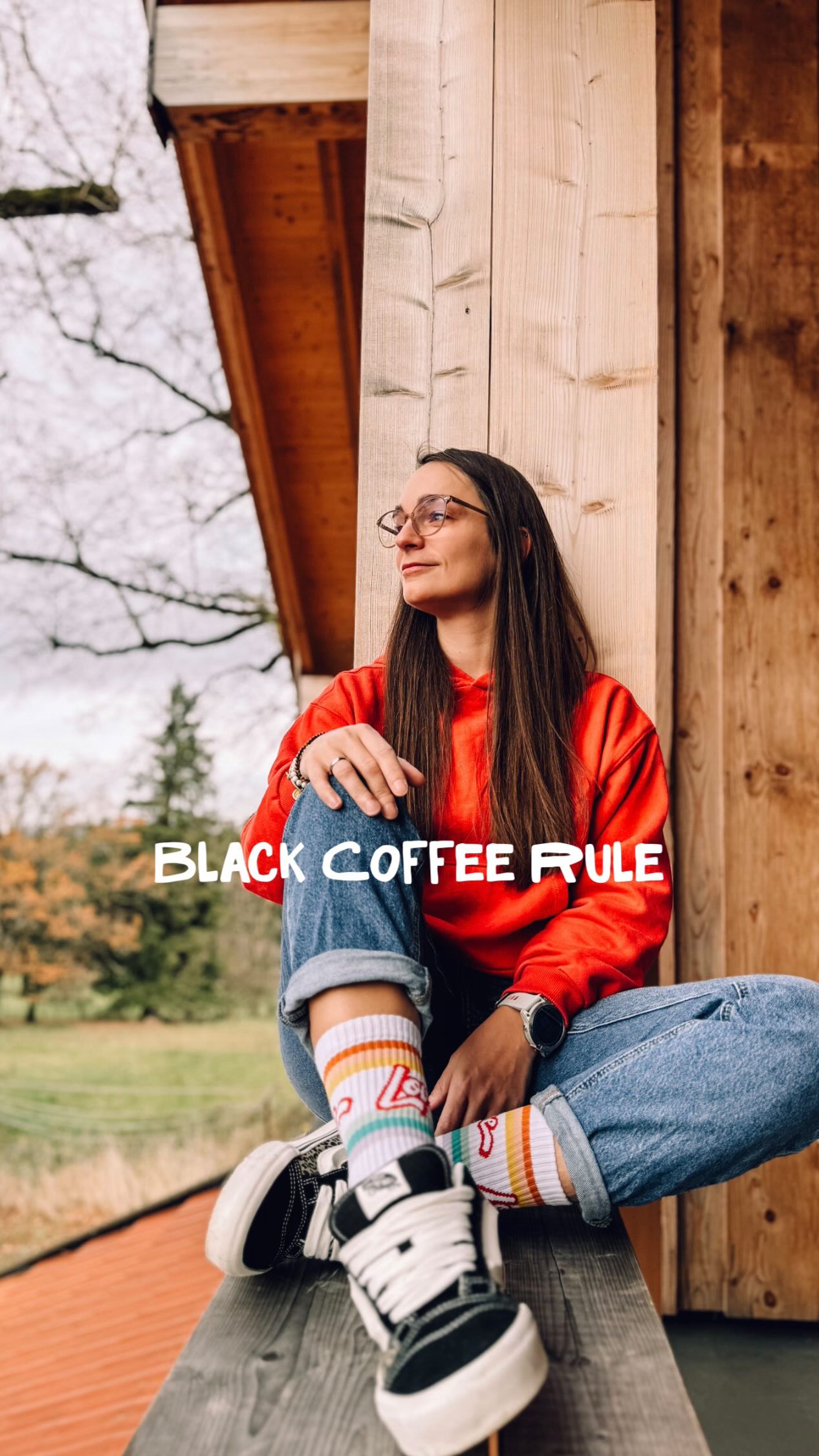 Ich habe von der Black Coffee Rule gehört
und sie hat mich erinnert.
Stell dir vor, du gehst in einen Coffee Shop.
Der Verkäufer fragt:
„Was möchtest du?“
Und du sagst:
„Alles – außer schwarzen Kaffee.“
Er fragt nach:
„Latte, Cappuccino, Flat White?“
Und du antwortest nur:
„Ist mir egal. Hauptsache kein schwarzer Kaffee.“
Der Verkäufer geht.
Ist verwirrt.
Und kommt nach einer Weile zurück.
Mit einem schwarzen Kaffee. ☕
Nicht, weil er dich nicht gehört hat.
Sondern weil alles in deinen Worten um schwarzen Kaffee kreiste.
Du hast gesagt:
„Ich will keinen schwarzen Kaffee.“
Aber dein Geist, deine Sprache, deine Energie
waren die ganze Zeit dort.
Und genau so reagiert oft auch das Leben.
Es kennt kein „nicht“.
Es hört nur, worauf du dich ausrichtest.
Wenn wir ständig benennen,
was wir vermeiden wollen,
wovor wir Angst haben,
was bitte nicht mehr passieren soll –
bleibt genau das im Mittelpunkt unserer Aufmerksamkeit.
Diese Version der Black Coffee Rule
geht für mich nicht um toxische Positivität.
Sondern um Bewusstheit.
✨ Worauf richte ich mich aus?
✨ Spreche ich über Angst oder über Vertrauen?
✨ Über Mangel oder über Fülle?
✨ Über das, was nicht mehr sein soll –
oder über das, was ich wirklich erleben möchte?
Das Leben fragt uns nicht nur:
„Was willst du NICHT?“
Sondern viel leiser:
„Was darf es stattdessen sein?“
Und erst wenn wir beginnen,
klar, liebevoll und bewusst zu benennen,
was wir einladen,
kann etwas anderes entstehen
als schwarzer Kaffee. 🤍☕
___________________________
Folge mir @denise.madeleine.mueller
Selbstvertrauen Klarheit Empowerment Mentaler Shift
Selbstständigkeit Ehrlichkeit Wachstum Mindset BlackCoffeeRule Verantwortung