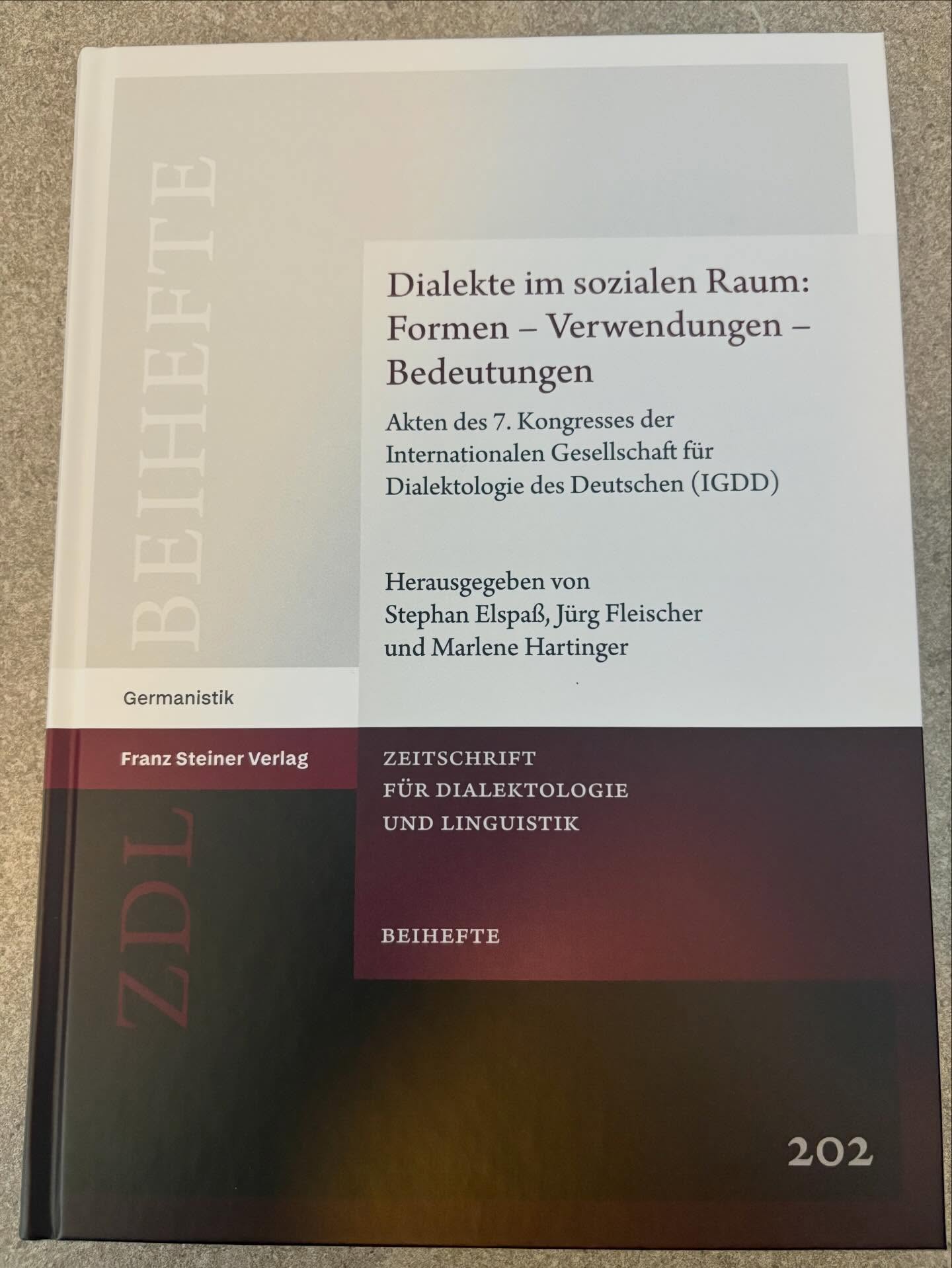 Gestern in der Post: 📖✍️ Neue Publikation zum Zusammenfall von Kasus (Kasussynkretismus) in Samnaun 🗻⛰️ . Dank an das Team der @fachbereich_germanistik der Uni Salzburg für die Möglichkeit, diesen Aspekt des Samnauner Dialekts publizieren zu dürfen. #samnaunerdialekt #morphologie #dialektologie #variationslinguistinsusanne