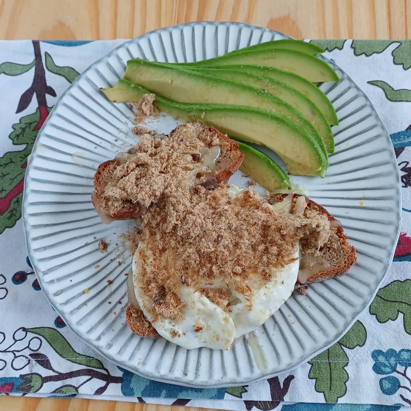 This is a balanced plate: 1/4 protein, 1/4 complex carbs and 1/2 plate of veg👏