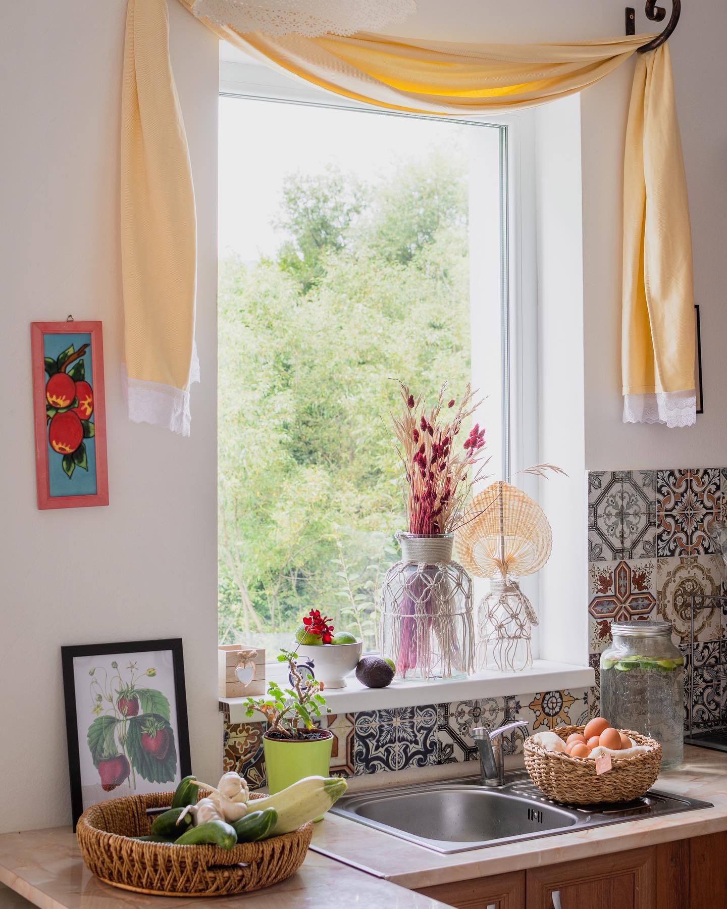 Our kitchen with a view 🌺🏡☀️
.
.
.
.
Wrought iron details made by @kovanist
#kitchen #cozymood #summervibes #freshvegitables