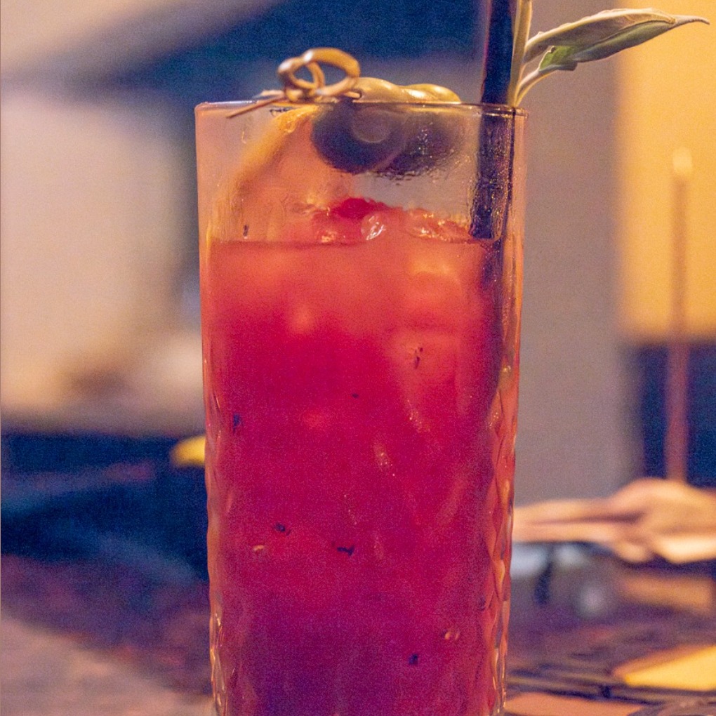 Not long now until 1st Feb! For those doing dry January our meandering photographer commends to you the @bar_lotte tomato juice, Worcester sauce and Tabasco combo - AKA a 'Virgin Mary'.
It has density.
It has texture.
It has olives with it. 🫒🍅🔥
#DryJanuary #VirginMary #FromeLife #BarLotte #NoAlcoholNoProblem #DrinkLocal #MocktailMoment #SmallTownJoy #TomatoJuiceLove