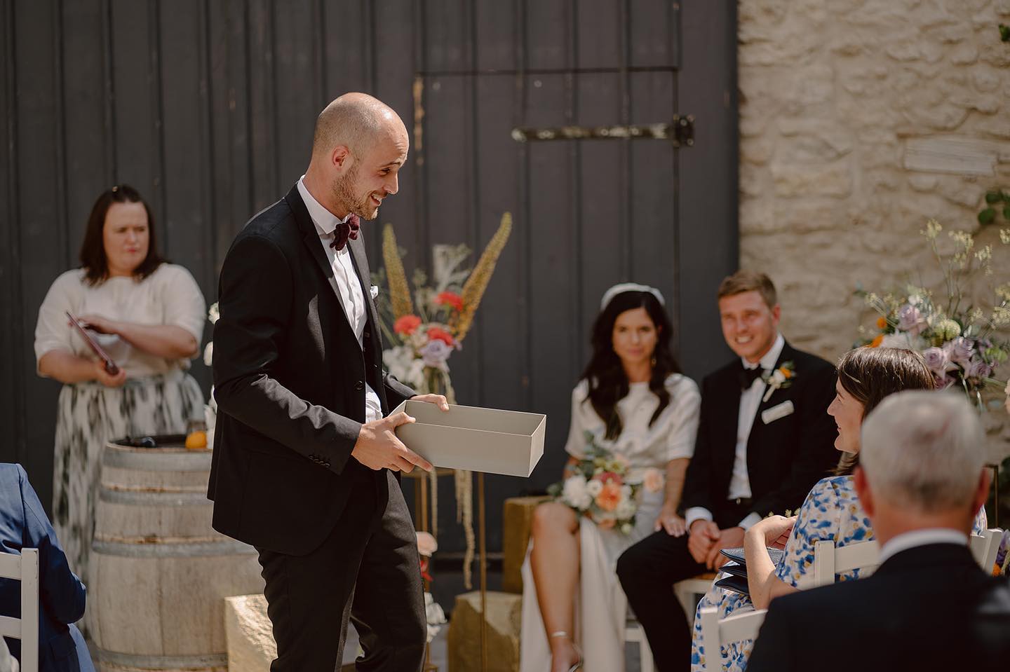 Andere Redner*Innen auf Bildern in Action: 🥹😇😌🙂
Ich auf Bildern in Action: 😲😵😒😑🥴
Ich muss immer lachen, wenn ich die Bilder sehe und dann SO schaue oder mein Gesicht andere lustige Dinge tut. Das ist übrigens mein hochkonzentrierter Blick. 🤣 Aber das ist total ok, wir machen ja eine echte Zeremonie. Daher: Mut zu breitem Grinsen, ansteckendem Lachen, schluchzen müssen, konzentriert schauen oder alles auf einmal. Mut zur vollen Bandbreite an Gefühlen, Mut zur wilden Gesichtskirmes. Steigt ihr mit mir ein ins Karussell? 🎠🎡
📷 @shotbyflo
💐 @frankfurtflowers
🎶 @listen2band
📍 @boudierkoeller
❤️ @alidaabs & Max
#freierednerin #zeremonie #hochzeit #wedding #freiezeremonie #freietrauung #love #inspo #smile #brautstrauß #weddingdress #sayyes #weddinginspo #realbride #realwedding #wirheiraten #braut2023 #heirateninhessen #heirateninrheinlandpfalz #darmstadt #isaredet #verlobt