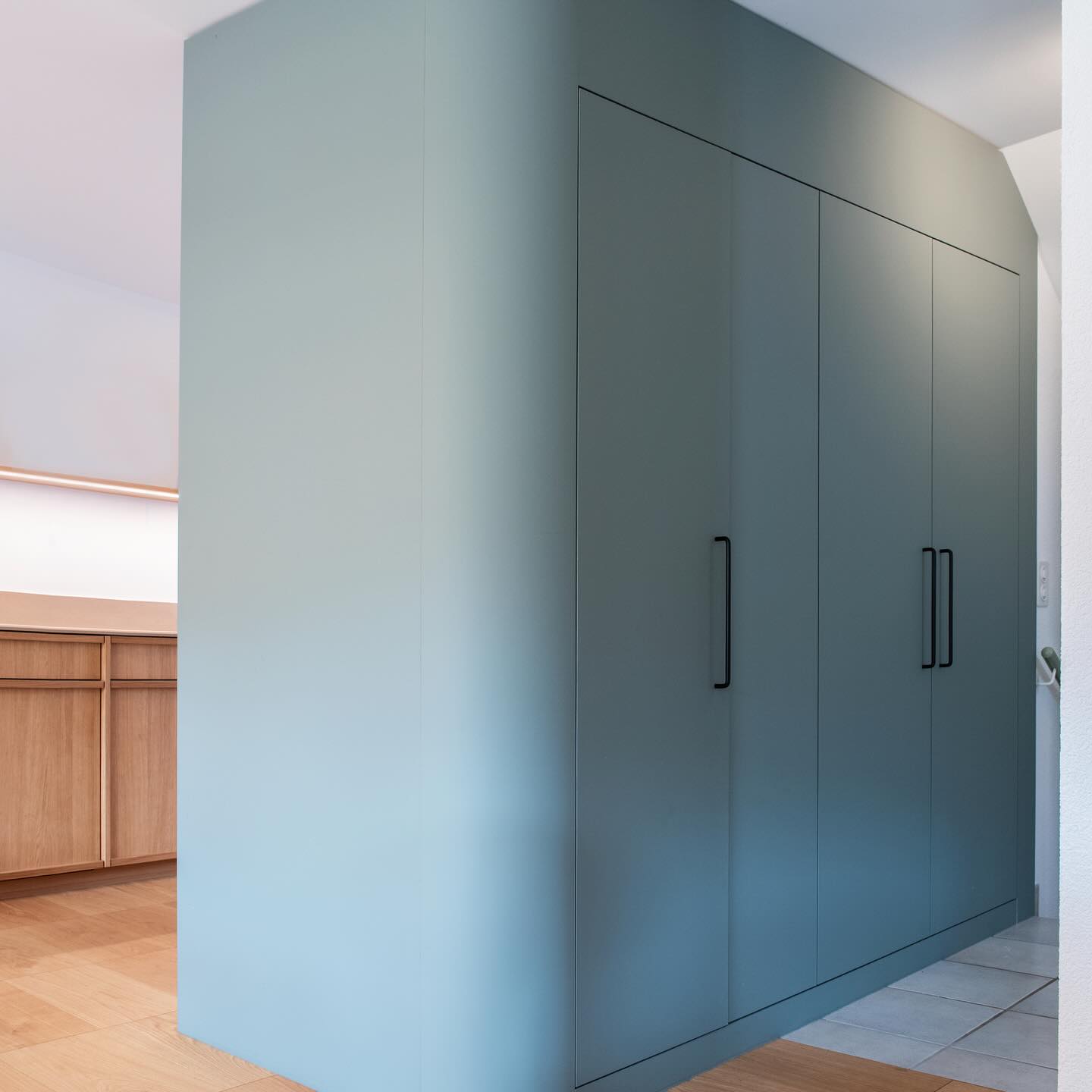 🔁 Ein Kubus – zwei Funktionen 🔁
Auf der Küchenseite Einbaugeräte integriert, auf der Rückseite ein ruhiger Stauraum.
So fügt sich der matt lackierte Kubus in einem sanften Grünton stilvoll in den Raum ein und schafft zusätzlichen Platz und Ordnung.
Klar, funktional und bis ins Detail durchdacht.
Made by Schweighauser
#architekturbasel #innenausbaubasel #swissmade #küchendesign