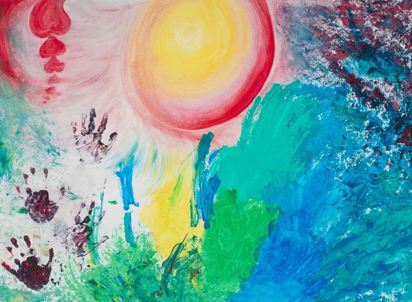 Dieses Bild ist im Januar 2022 entstanden und ich finde, es ist aktuell wieder sehr passend. Ich habe es „Reaching for the light“ genannt und so gerne ich auch den Winter mag, so sehr mag ich gerade irgendwie aus der allgemeinen Dunkelheit und teilweise Trübsinnigkeit herauskommen.
Auch wir hatten nicht die leichteste Zeit in den letzten Wochen, einige Herausforderungen und Wachstumsschritte standen an. Das Bild steht für mich für die Sehnsucht nach der Rückkehr der Sonne und lichtvolleren Zeiten, aber auch für die Zuversicht und das Vertrauen, dass sie wiederkommen wird. Sie ist ja nie verschwunden, selbst hinter einer dicken Nebel- oder Regenwand scheint sie weiter, nur für uns nicht sichtbar.
Immerhin, heute haben wir trotz Dauerregen und Wind den ersten Schneeglöckchen-Strauß gepflückt, entdeckt am Rand eines kleinen Wäldchens. Das hat uns viel Freude bereitet und den (draußen) düsteren Tag etwas erhellt! 🌱
🩷❤️🧡💛👧🏻👩🏻🎨💚🩵💙💜
.
.
#luftfarben #nachwuchskünstler #artwork #colorfulart #fingerfarben #wirmalenunsdieweltwiesieunsgefällt #buntistmeinelieblingsfarbe #toddlerpainting #toddlerart #toddlerartist #farbenfroh #ilovecolors #fantasie #colorfullikearainbow #seelenbilder #soulpainting #instaart #rainbowcolors #fingerpaints #artthatmakesyouhappy #artthatmakesyoufeelgood #artes #spiritualart #colorfulartwork #toddlermomlife❤️ #winterblueswillendsoon #springwillcomeagain #dontlosehope #thelightwillcome #reachingforthelight