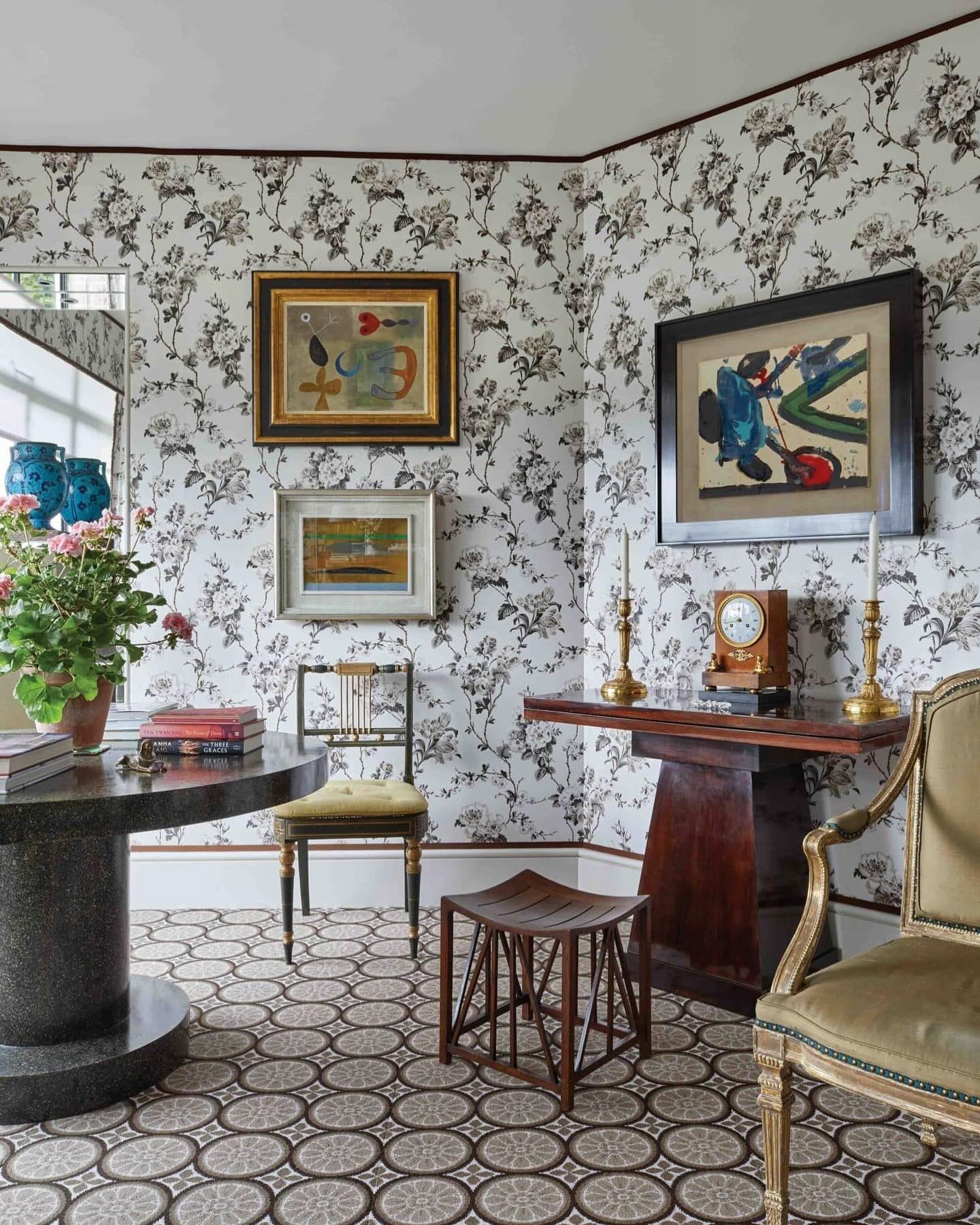 A David Hicks custom geometric carpet, chintz walls by VGA for @schumacher1889. English post-war abstract paintings, Regency chairs, and always a geranium. All a good mix!
Photograph by @francescolagnese