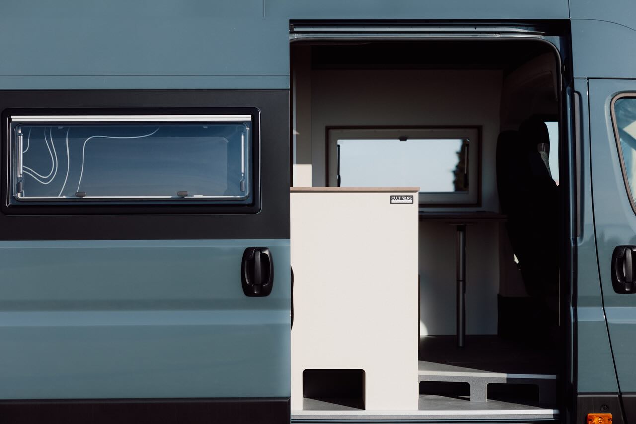 💡🔋💦 technische Details
- 2 Personen
- Wintertauglich dank schweizer Schafwolle
- Truma Combi 6DE (Heizung + Boiler)
- Bett: 178 x 190cm längs
- Clesana C1 Toilette
- 80 L Kompressor Kühlschrank
- MaxxFan / MaxxFan Dome
- 330Ah Lithium (beheizt)
- Victron Multiplus 3000/12/120
- 2x 150Wp Solar + MPPT
- 50A Ladebooster
- Cerbo GX MK2 + GX Touch 50
- Induktionskochfeld
- LED linear warmweiss dimmbar
- 100L Frischwasser + 65L Grauwasser (unterflur)
- Füllstandanzeigen
- Markise: Fiamma F45 S 400
- Zurrpunkte/Schienen, Matratzen, Polster und Zubehör individuell nach Kundenwunsch
📷 @andographie ❤️
🔥for sale!
www.cultvans.ch/projekte
#forsale #campervan #swissmade #vanlife #technik