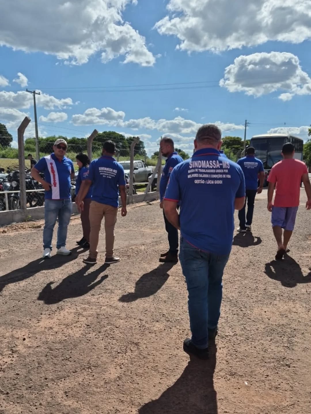 📰 GIRO SINDMASSA: Uma semana intensa de decisões e conquistas pelo MS!
A semana passada foi marcada por uma verdadeira maratona da diretoria do SINDMASSA MS pelas estradas do estado.
Nosso compromisso é estar presente no chão de fábrica, e foi exatamente isso que fizemos: percorremos diversas unidades para levar a proposta de aumento salarial diretamente para a aprovação de quem mais importa — o trabalhador.
Neste registro, vemos as diversas passagens e visitas da Diretoria do SINDMASSA MS , em vários municípios do MS, onde a categoria mostrou sua força e união durante as assembleias.
O trabalho foi extenso e os resultados foram positivos.
Acompanhe a seguir por onde mais nossa equipe passou... 👇
#SINDMASSAMS #GiroPelasBases #NegociaçãoSalarial #DireitosTrabalhistas #IndústriaDeAlimentos