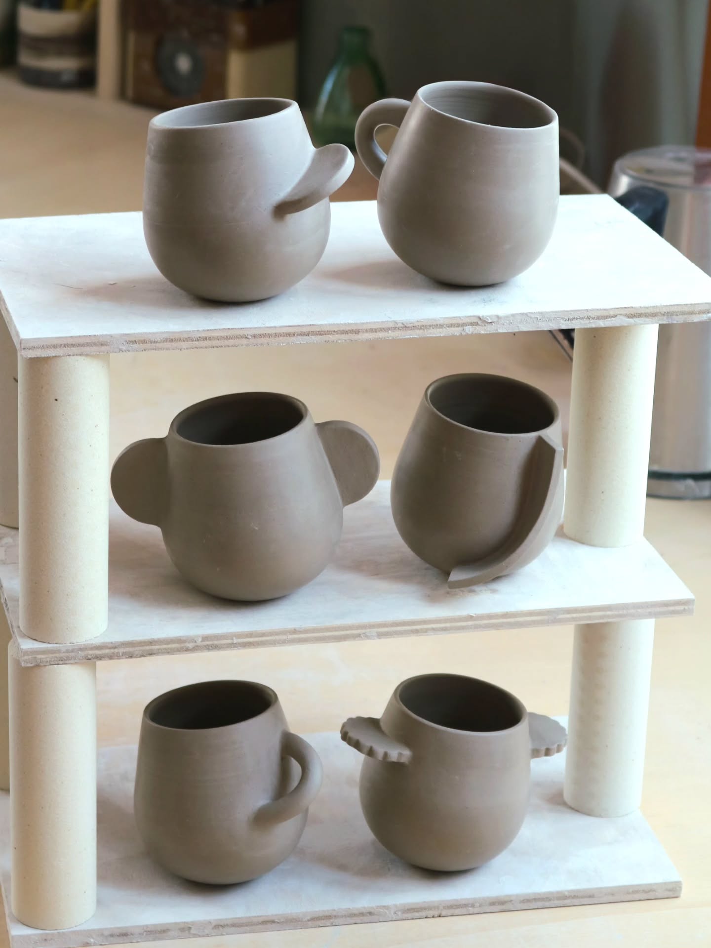 Les tests pour la future collec continuent, et malgré le froid, ça charbonne à l'atelier (mais pas trop on a dit 😠)
Avec cette piste, j'avais envie de tester pleinnn de anses rigolotes qui revisitent la prise en main et la tasse "classique". Bon certaines formes sont moins ergonomiques que d'autres, mais c'est un sujet qui m'a bien amusée 🔥
Vous avez une préférée ? Trop curieuse 👀
Semaine prochaine, je découvrirai le résultat de mes premiers essais en terres mêlées, j'ai si hâte d'ouvrir le four lundi !