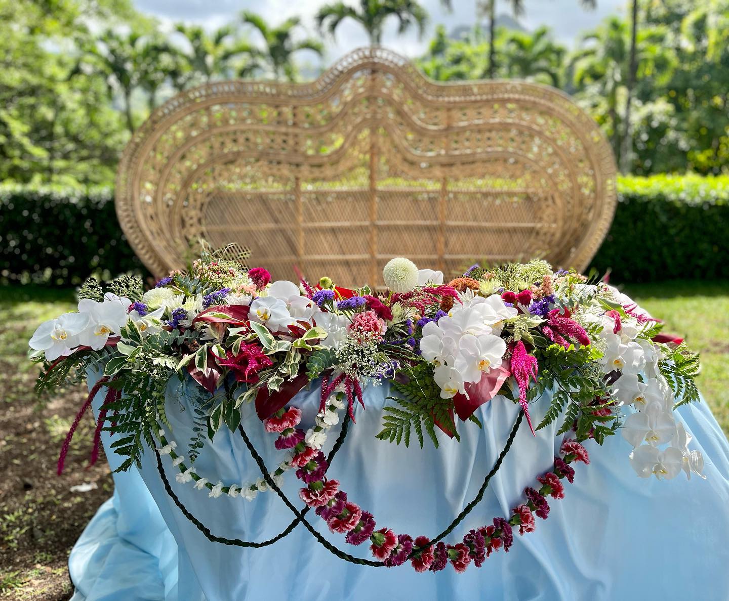 Still admiring this sweetheart table piece by @meanwomanflowers who added just the right amount of tropical botanical flair to a rustic vision #floraldesign #oahuflorist #hawaiiweddings #weddingcoordinatorlife