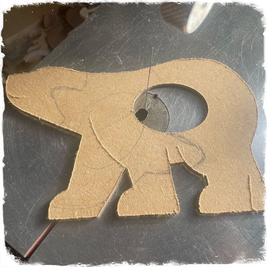 Nouveau modèle en vue… si jamais vous connaissez un enfant prénommé Paul et dont le nom de famille commence par un P… je vous offre le premier exemplaire de mon ours Paul R. 🤣 #ourspolaire #tirelire #tirelirepersonnalisée #cadeaunaissance #cadeaupersonalisé #cadeaupersonnalisé #bois #artisanat
