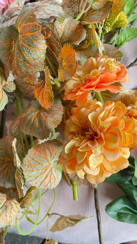 Some lovely colour explorations I did for an autumn birthday theme. I love these colours and being able to integrate some pink artificial flowers too. I had some delightful fake pumpkins I was able to use too.
I'll be uploading my faux flower arrangement explorations next.
#meadowandtea #artificialflowersnz #fauxflowersnz #autumntheme #fallcolours