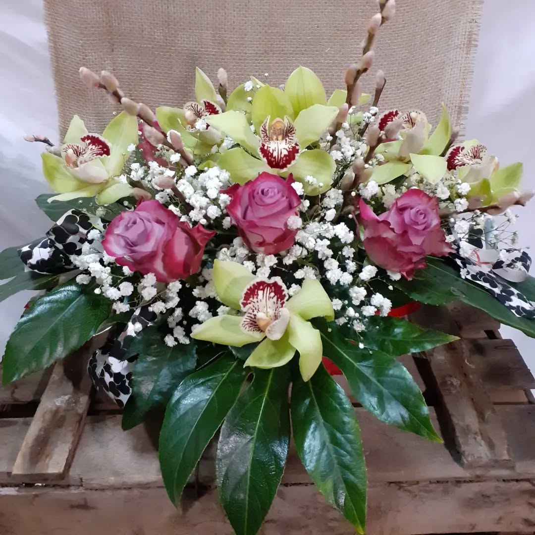 Con nuestro amor, construimos nuestro jardín
Y de el emergen hoy los nuevos brotes 🌱
Orchideas y rosas naturales, salix natural en un lecho de paniculata y verdes.
.
.
.
.
.
.
.
.
#floristería #sanvalentin #regalo #sanvalentín #rosas #flores