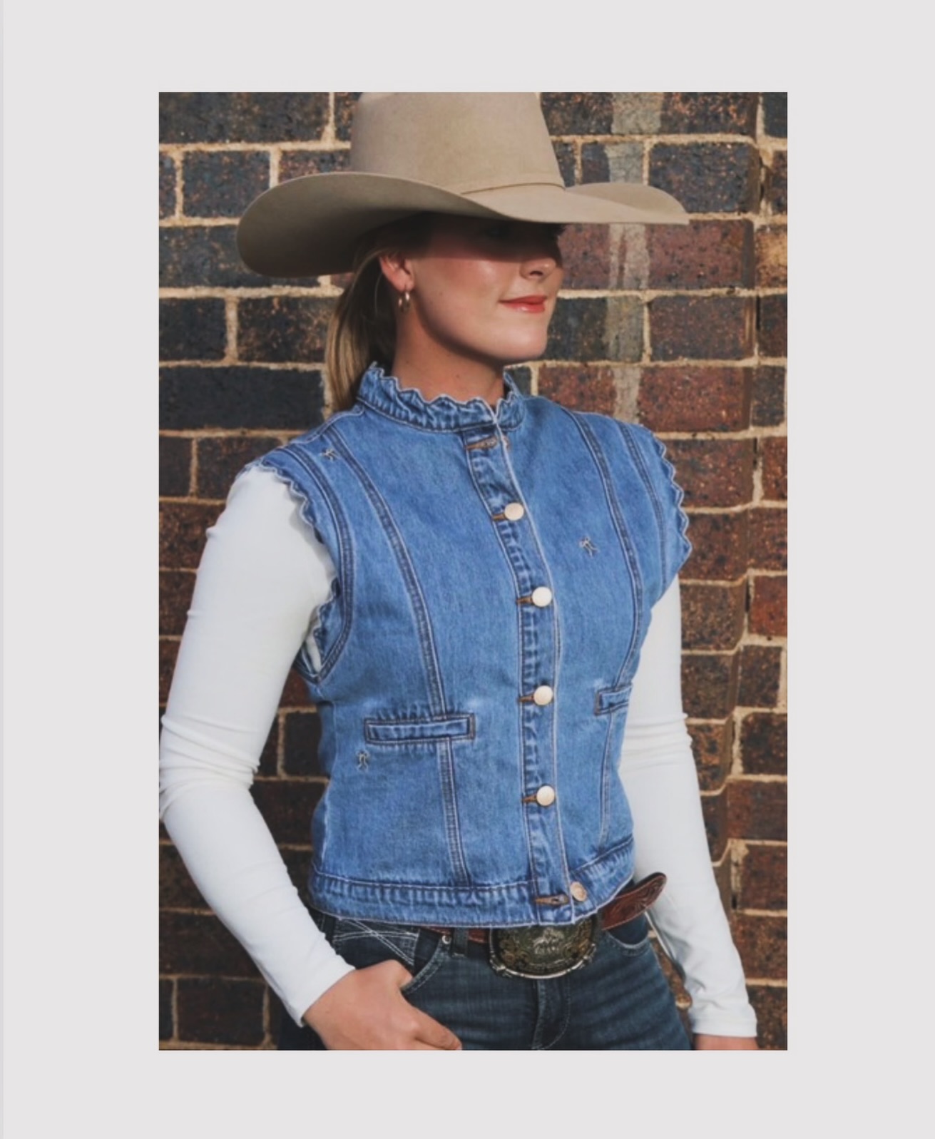 The Beauelle Vest brings romance to denim.
Scalloped detailing, a gentle scatter of embroidered bows, and our signature 90โs wash. Made for women who love classic western with a soft edge.
โจ Coming soon โจ
#ootd #cowgirlstyle #comingsoon