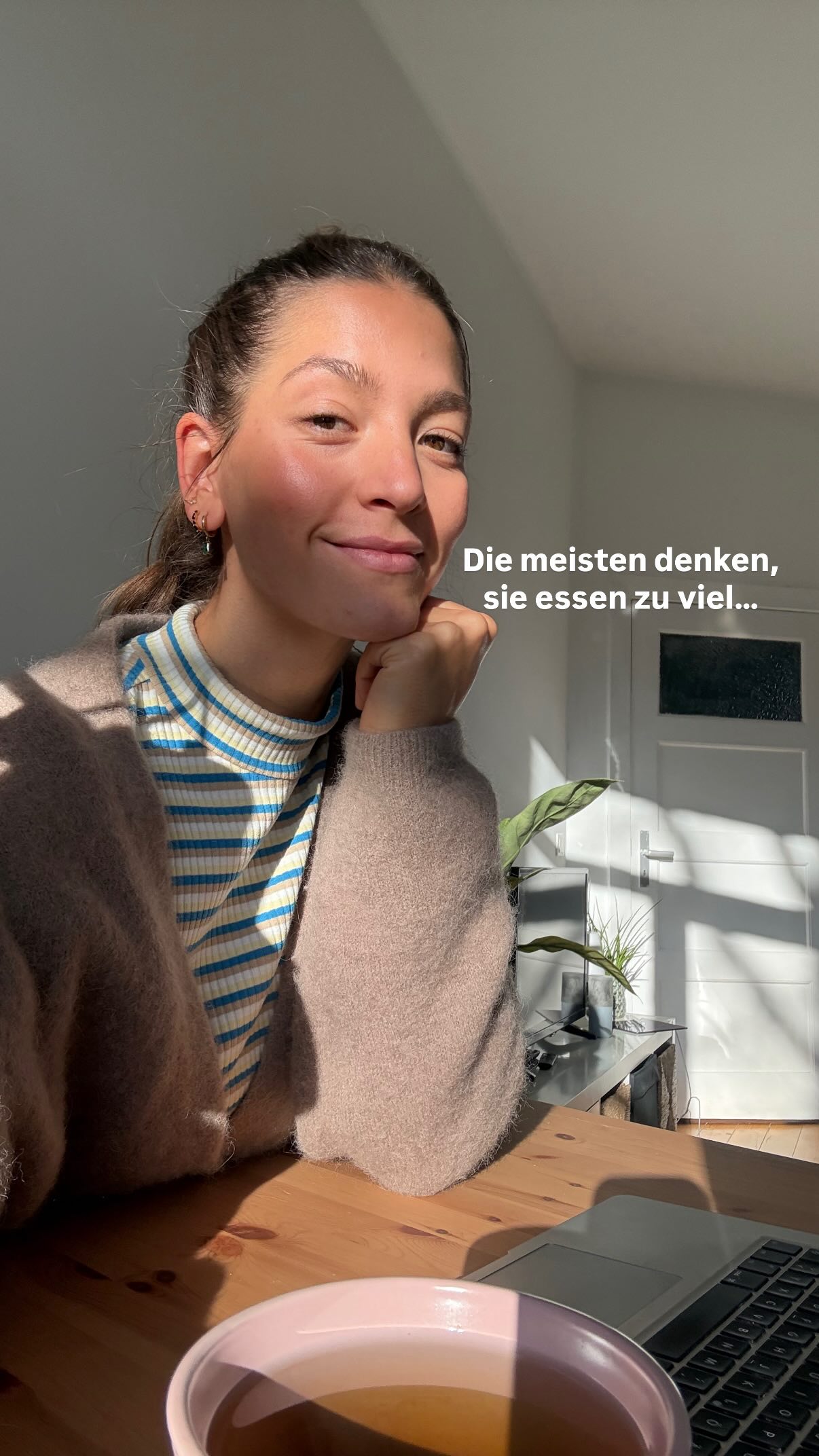 Die meisten denken, sie essen zu viel… aber warum weniger essen nicht für alle die Lösung ist, schon gar nicht als Sportlerin oder Sportler. Und das gilt auch, auch wenn du keinen Leistungssport betreibst.
Weniger Essen bedeutet nicht automatisch, abzunehmen, sich besser zu fühlen und sein Ziel zu erreichen! Es kommt auf die richtigen Mahlzeiten und die Nährstoffe an, die du als Sportlerin oder Sportler wirklich brauchst. Und ZU wenig essen ist niemals die Lösung…
•
•
#sporternährung #gesundeernährung #ernährungsberatung #ernährung #sport