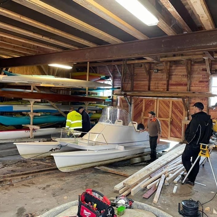 Tusen takk til alle som var med på dugnad på klubben i dag, klubbhuset er ryddet og vasket «topp til tå», kajakker er smørt, det er fikset på utsiden, diverse ting og tang er malt, og ikke minst er det ordnet i bua, nye kajakkstativ, arbeidsbenk og katamaranen har fått plass på bua for vinteren 🙌🏻🙌🏻🙌🏻 foto: @tomasosen
