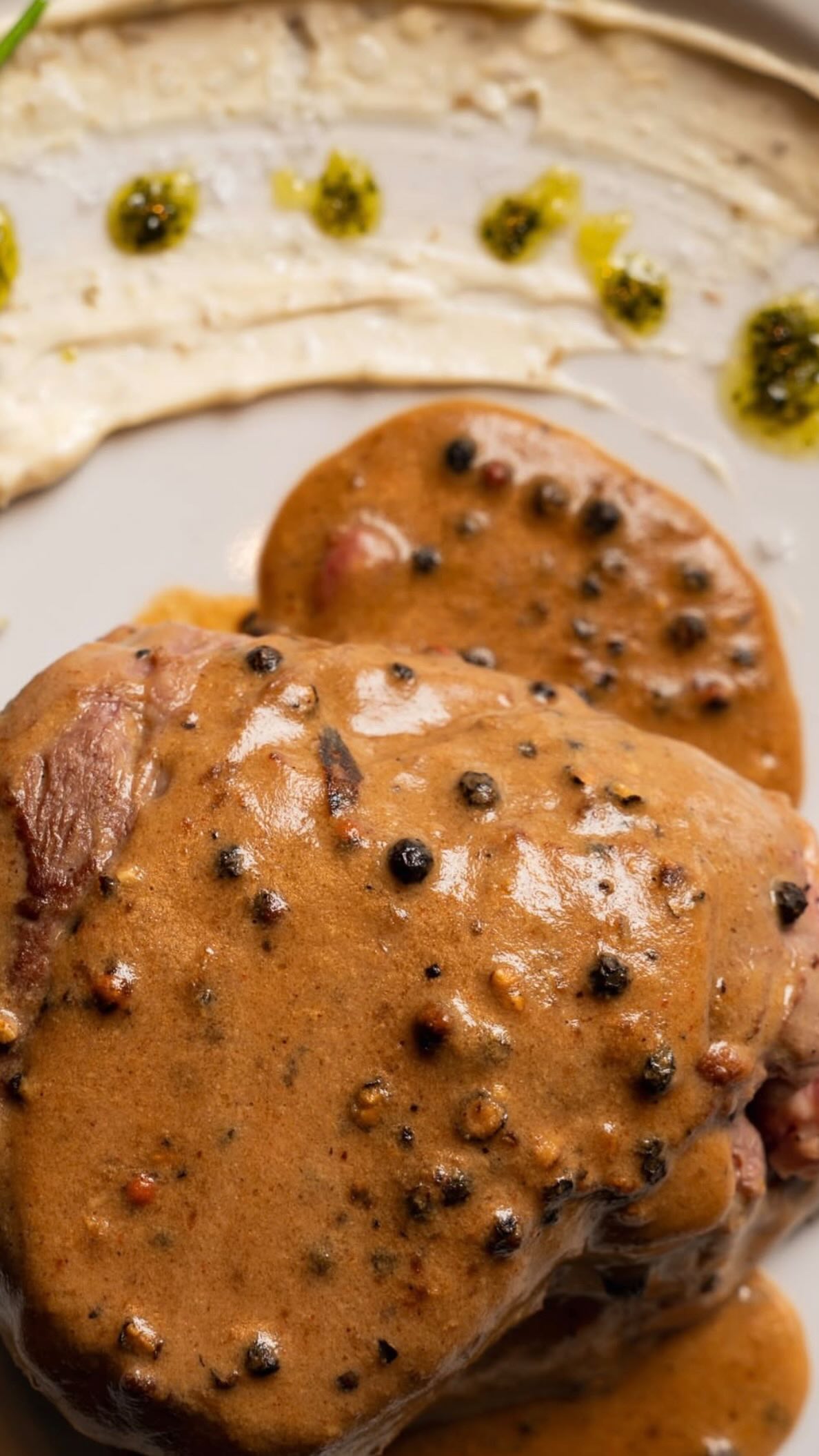 Si buscas un plato reconfortante, nuestro Solomillo a la Pimienta es la respuesta. Carne de primera calidad con ese toque picante que marca la diferencia🥩
¡Imposible dejar algo de salsa en el plato! 🔥