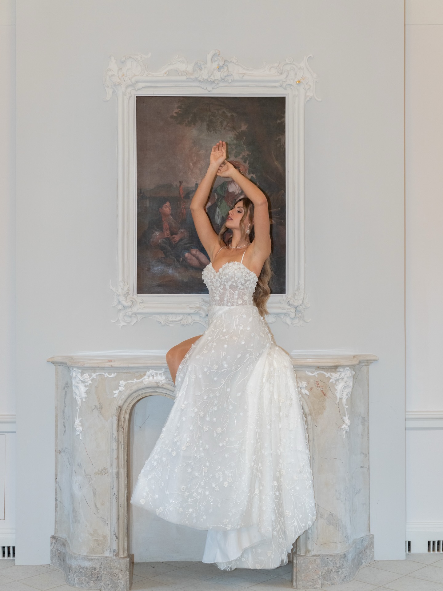 In Farbe zeigt sich das Jetzt.
In Schwarz-Weiß bleibt, was zeitlos ist.
Ein modernes Brautkleid
zwischen Gegenwart und Geschichte.✨
#inweissbrautatelier #elegance #brideshoot #bridaldress #beauty
Planung & Konzept: @unique_day_wedding
Floristik & Dekoration: @ellenblumensehnsucht
MUA: @jennifer_heiland.makeupartist
Fotografie: @kathrins_photo_artweddingbliss
Videografie: @jordan_visions
Brautkleid: @inweiss.brautatelier
Braut: @angelinastreuzik