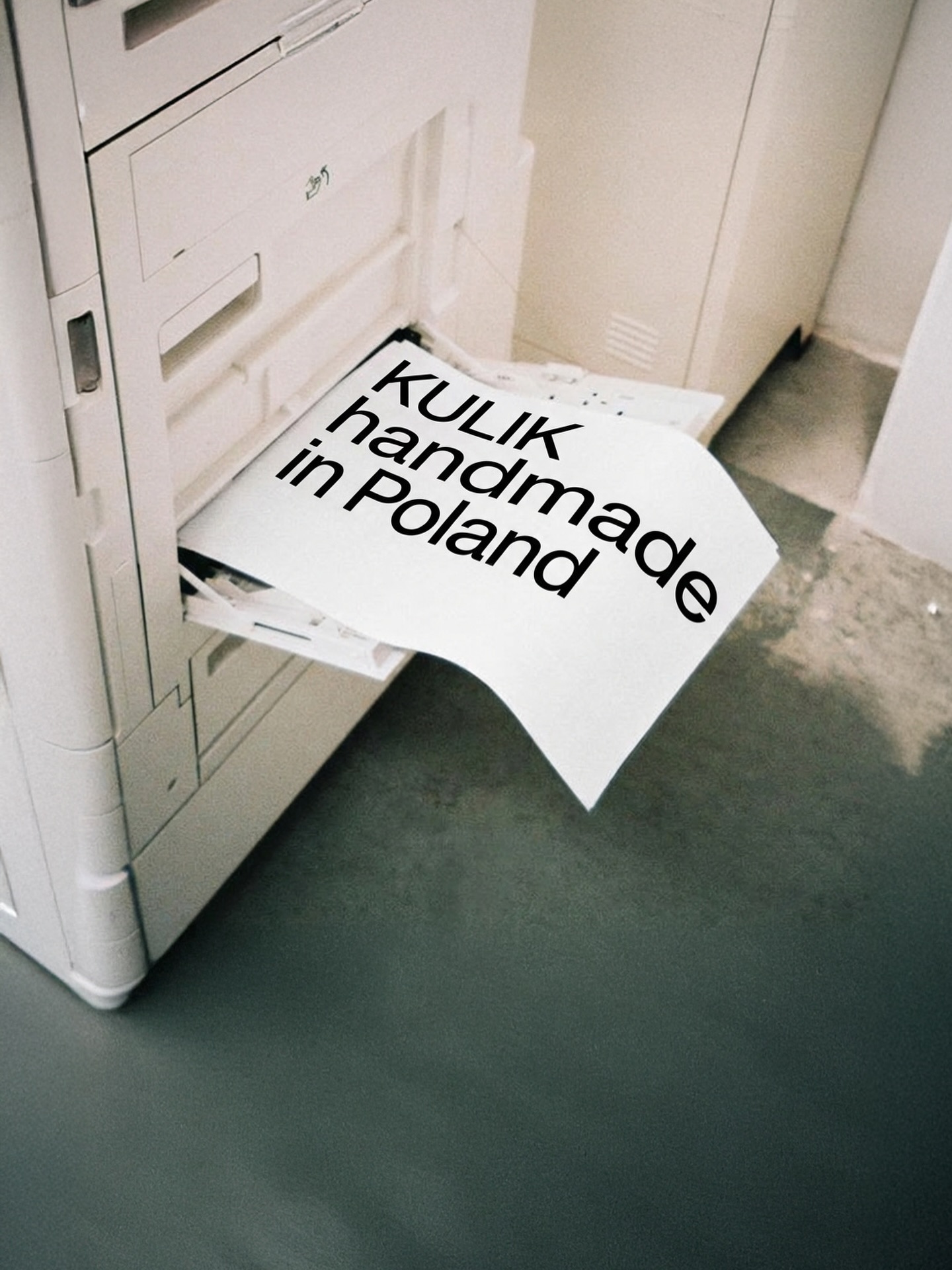 Czasem luksus zaczyna się bardzo niepozornie.
Od kartki, od decyzji, od pracy rąk.
KULIK handmade in Poland – naprawdę, nie tylko na papierze.